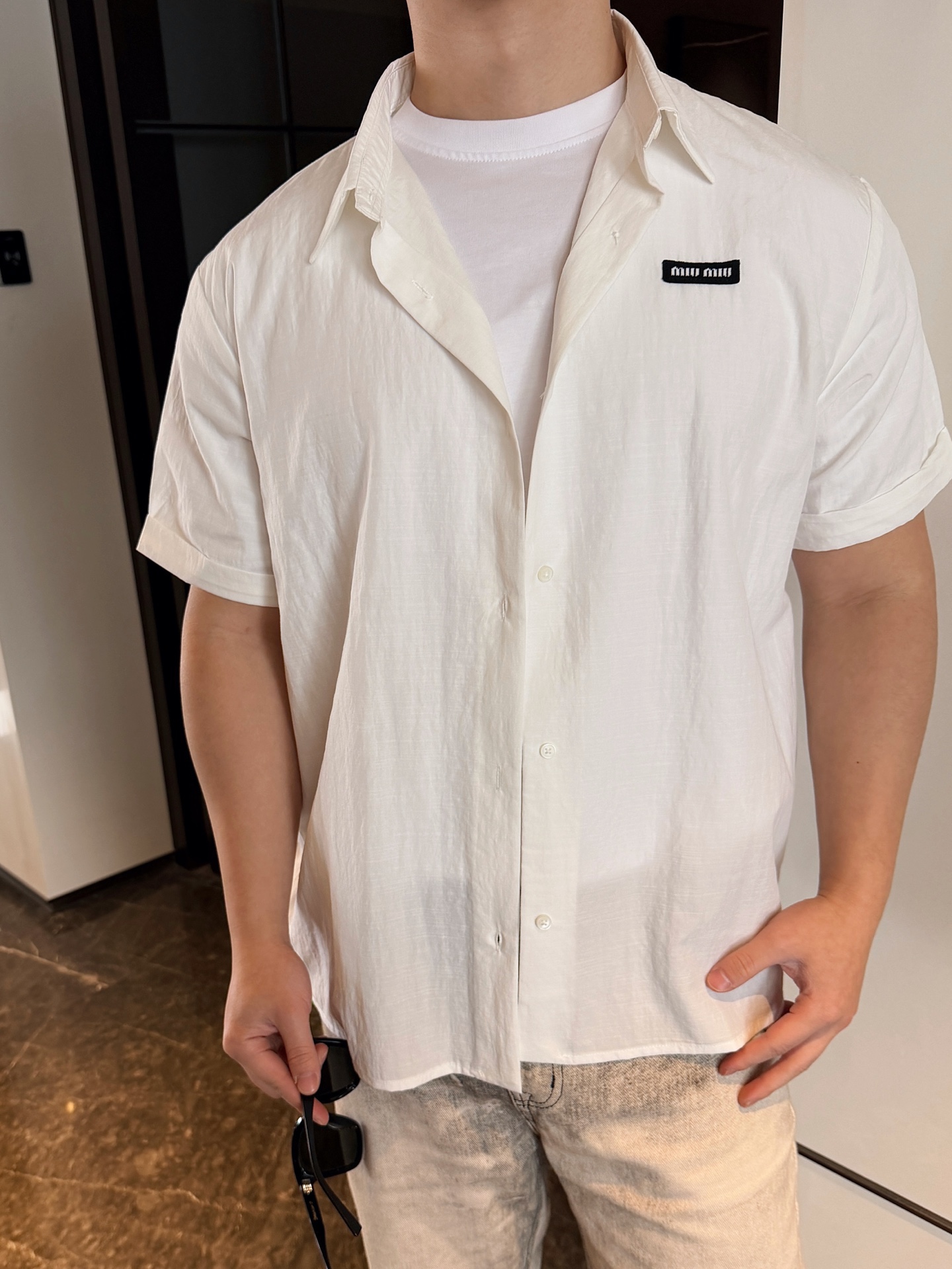 🔝MIU MIU繆繆MM 小黑標短袖襯衫
定制雲柔棉麻平紋料，手工紅外線畫線徽標，以紅外線技術為輔助，實現徽標標籤位置的精准定位與標記，採用側翻埋夾車線工藝，平順整潔，工整整潔，面料都經過砂洗，手感質感更佳，不易變形、不易縮水、不易褪色，合身版型
B Size：40 42 44 46