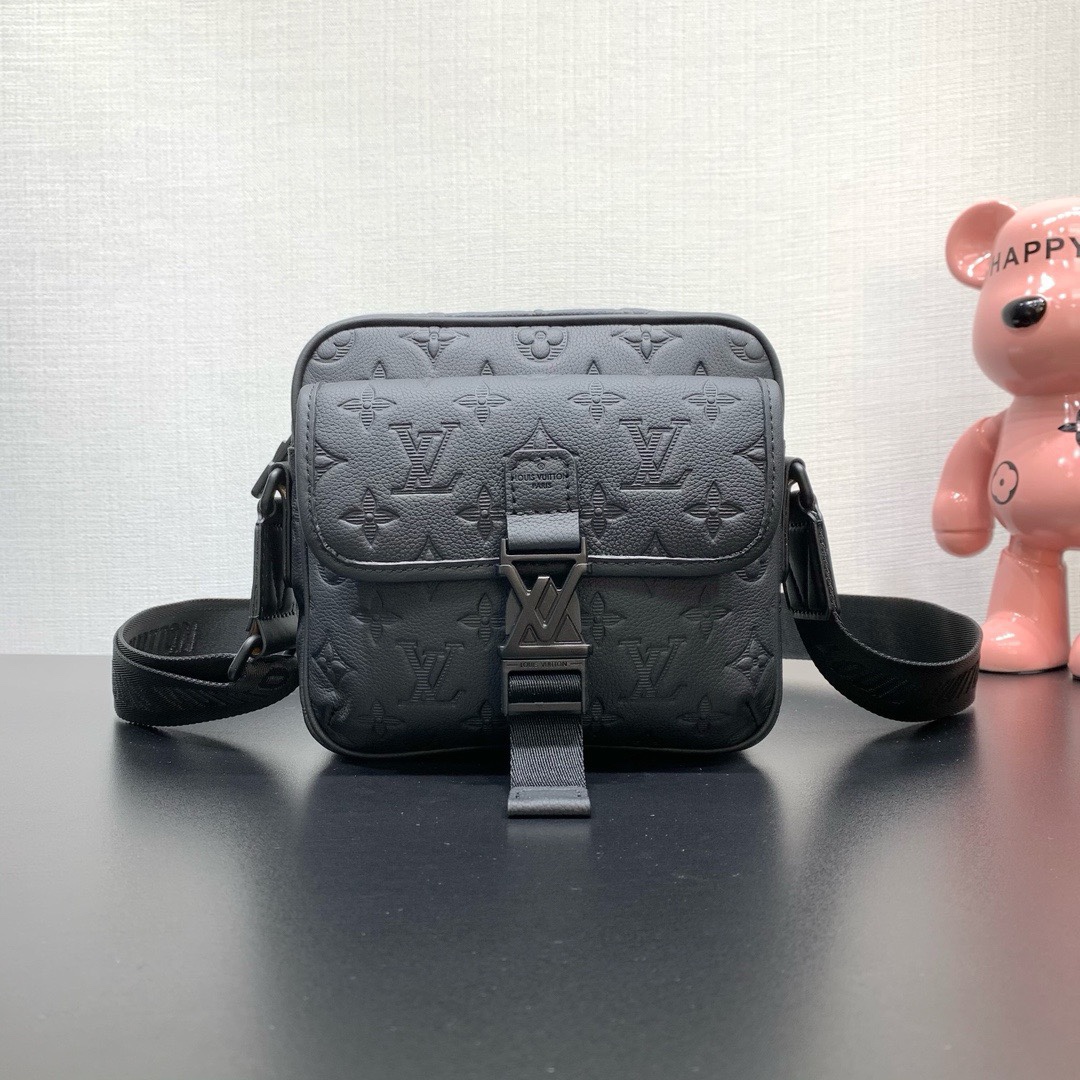 款號：M12516
       本款 Getaway 郵差包擁有 Monogram Shadow 皮革的細膩 Monogram 壓紋，以緊湊構型實現郵差包和手拿包的自如轉換。前翻蓋口袋配有 LV 金屬搭扣，可調節寬幅織物肩帶方便肩背或斜挎。

17 x 7.8 x 18 釐米
(高 x 寬 x 長度)