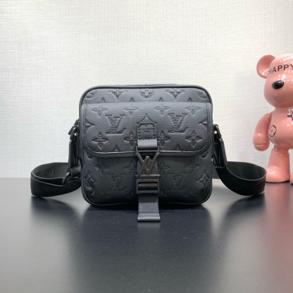 款號：M12516
       本款 Getaway 郵差包擁有 Monogram Shadow 皮革的細膩 Monogram 壓紋，以緊湊構型實現郵差包和手拿包的自如轉換。前翻蓋口袋配有 LV 金屬搭扣，可調節寬幅織物肩帶方便肩背或斜挎。

17 x 7.8 x 18 釐米
(高 x 寬 x 長度)