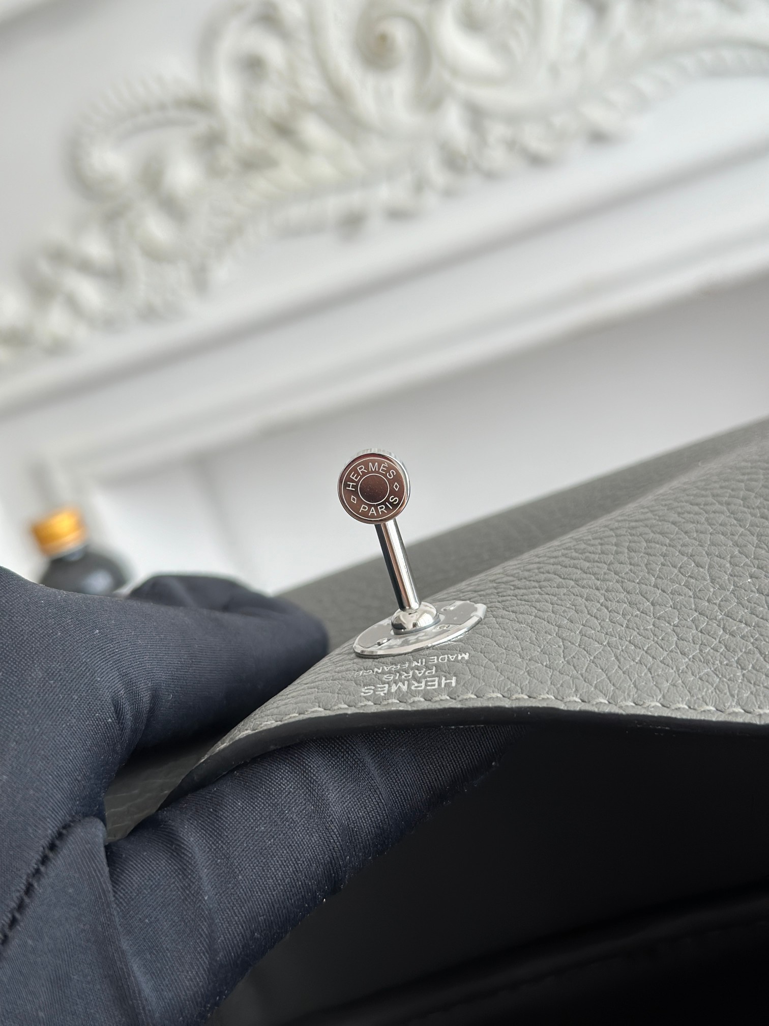 琳迪lindy 19cm	
Tc皮 蜜蠟線半手工縫製
lindy19保留了琳迪包所有細節的完整設計，側口袋、拉鍊等全部都是經典的設計√
這只小可愛暴擊了多少人的少女心