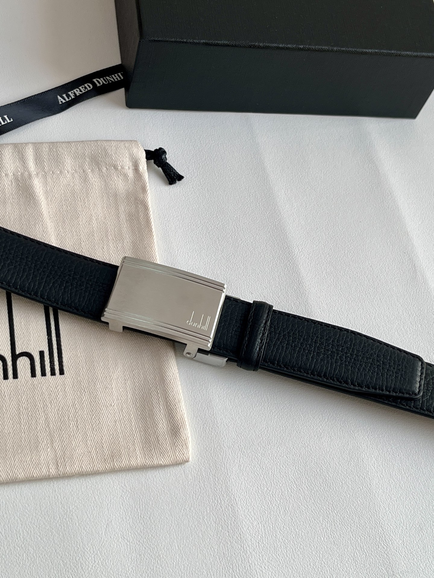 登喜路（Dunhill）是一家英國倫敦的男士奢侈品牌。皮帶以其精湛的工藝和經典的設計，成為男士配飾中的精品。皮帶的質感好、耐用性強，商務休閒百搭款！