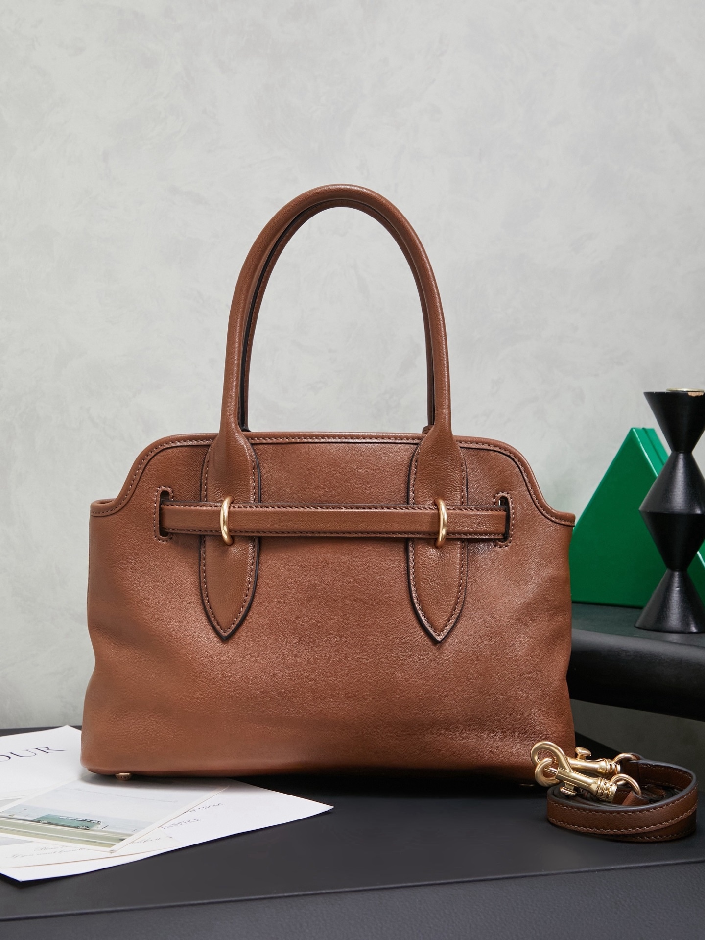 Aventure包袋展现出简约随性的魅力。重新诠释经典线条，这款柔软的Nappa变体展现出多功能和实用的态度，并通过精致独特的细节得到提升。aventure nappa皮革手袋灵感源自miu典藏设计，结构经过调整，变得更加轻便，焕发全新个性，饰以压花字母徽标，增添标志性元素，复古金色五金配件，亚麻混纺衬里，配拉链口袋和贴袋，长手腕适合用作手提或单肩
