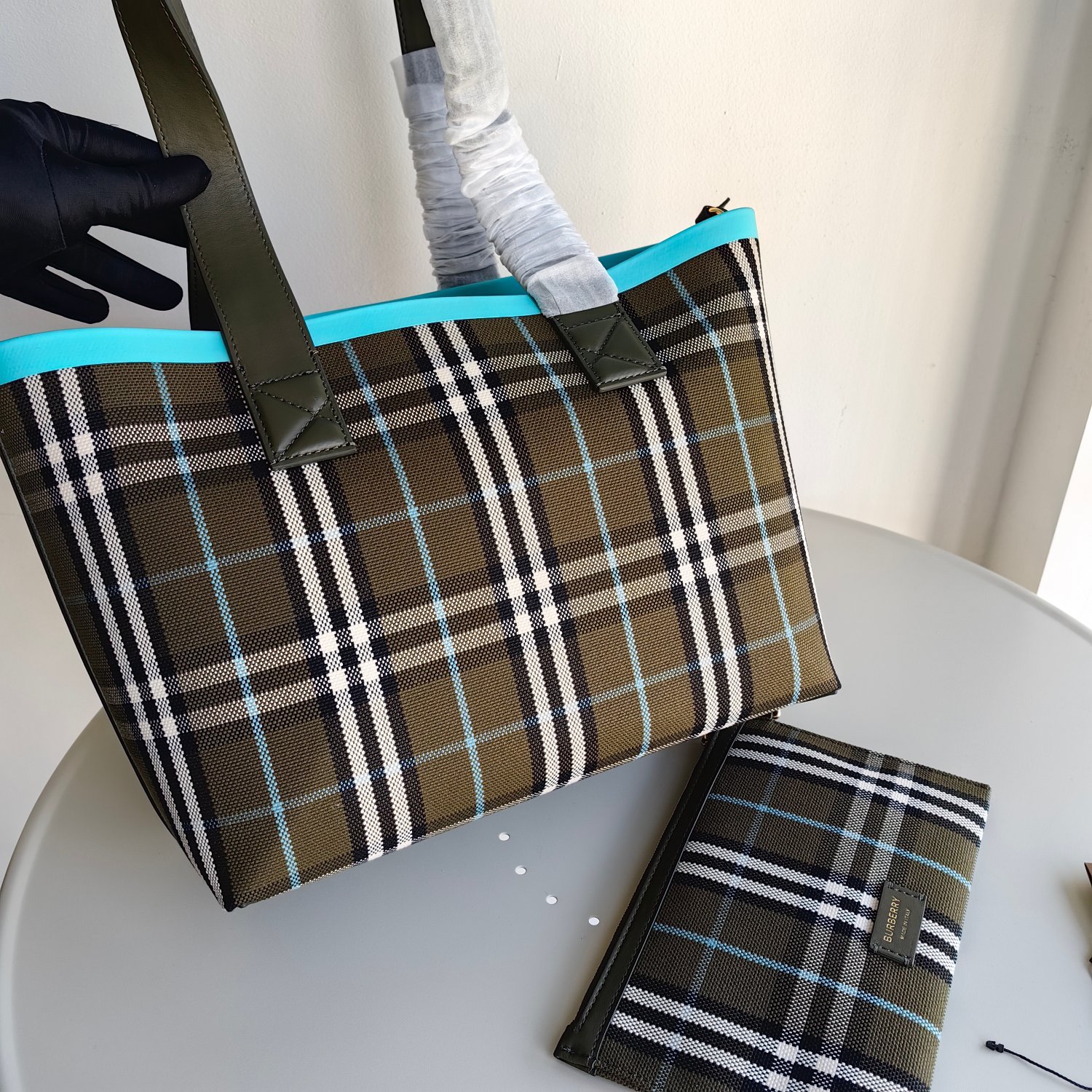 原單Burberry 格紋棉質帆布
頂部皮革提柄
敞口設計
手繪塗漆邊緣
光澤金屬配件
可拆式拉鍊收納袋
頂部皮革提柄
敞口設計
手繪塗漆邊緣
光澤金屬配件
可拆式拉鍊收納袋
商品 80783781
尺寸 51 18 29