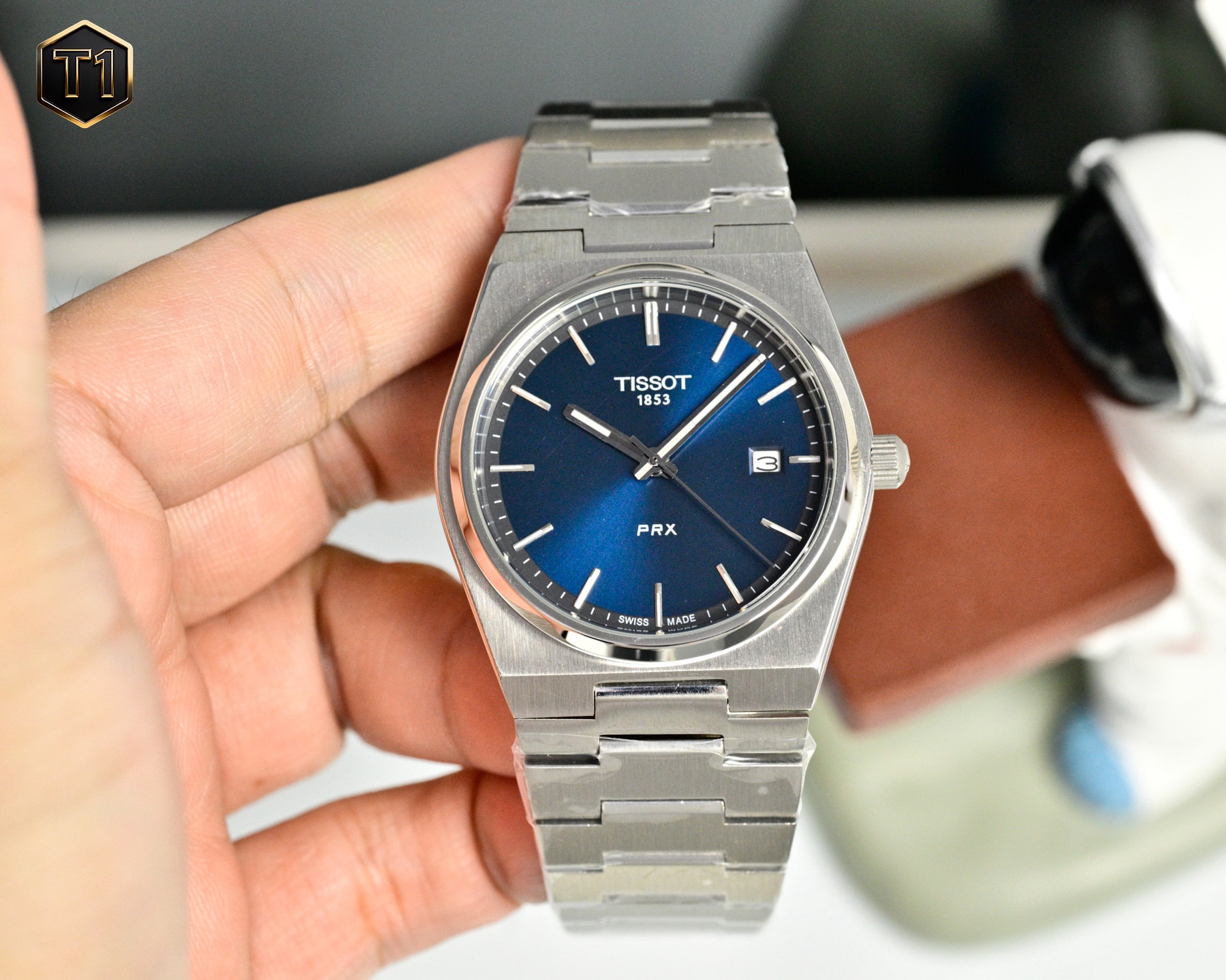 原單品質 天梭（TISSOT）PRX系列  T137.410.11.031.00 復古時尚 商務男士石英腕表火爆登場  ❤️❤️
憑借disco 風格設計 此系列腕表打破了復古與潮流的界限，將上世紀70年代情懷融於現代時尚，重塑時代經典魅力，時刻驚艷在線。秉持創新源於傳統的品牌理念，為其配了酒桶型表殼，配備了“一體式精鋼錶鏈”（融錶鏈，表耳，表殼於一體）。方寸之間卻有匠心獨運，天梭攜手復刻經典力作，呈現1911年腕表造型設計，這一刻，著古潮今。搭載瑞士石英機芯，藍寶石玻璃，316瑞士鋼，100米深度防