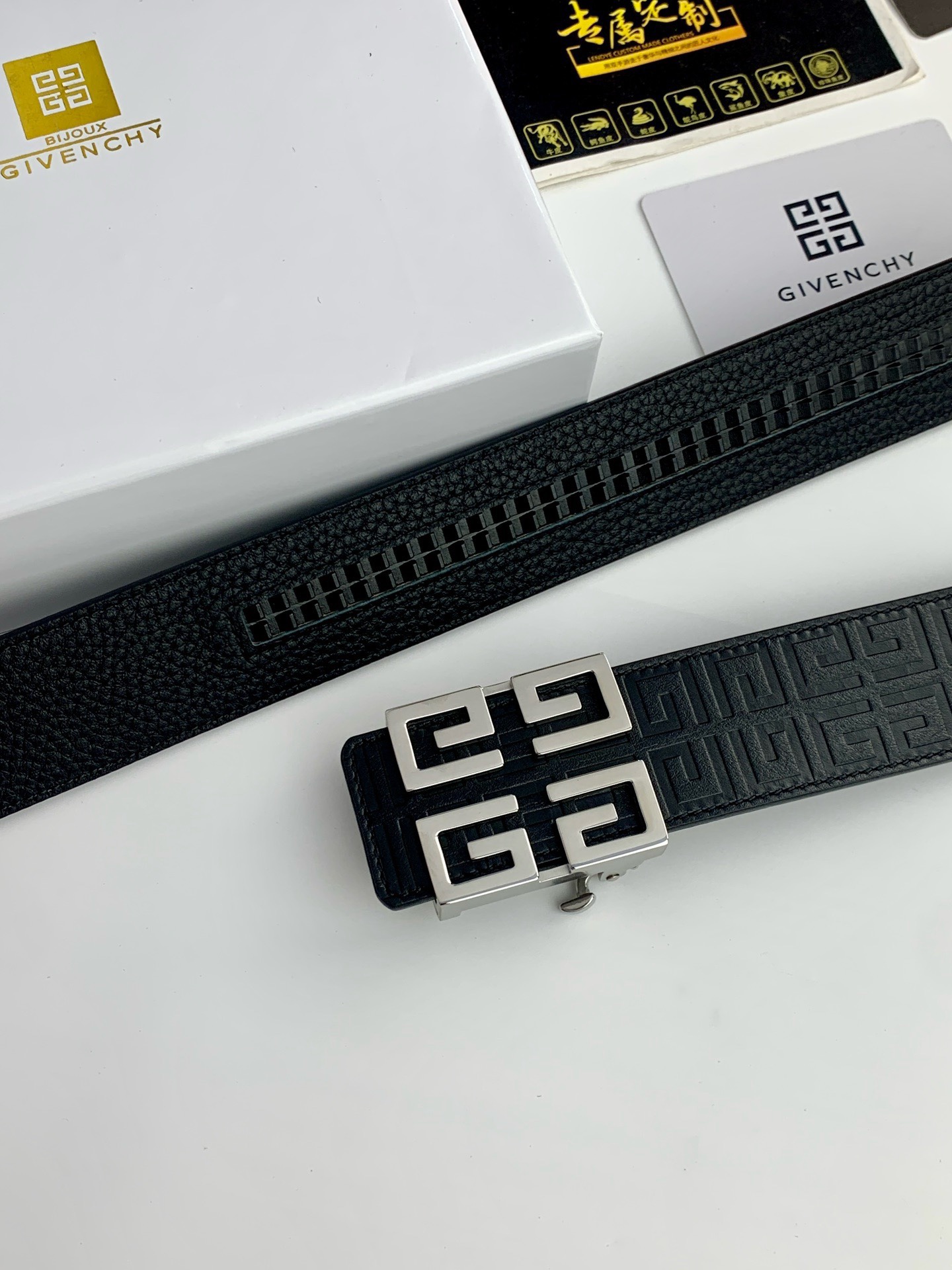 【紀梵希】新款男士 頭層小牛皮黑色壓花腰帶，內襯荔枝紋底，寬38毫米.搭配不鏽鋼經典4G自動扣.商務服裝造型的完美搭配。永恆經典！