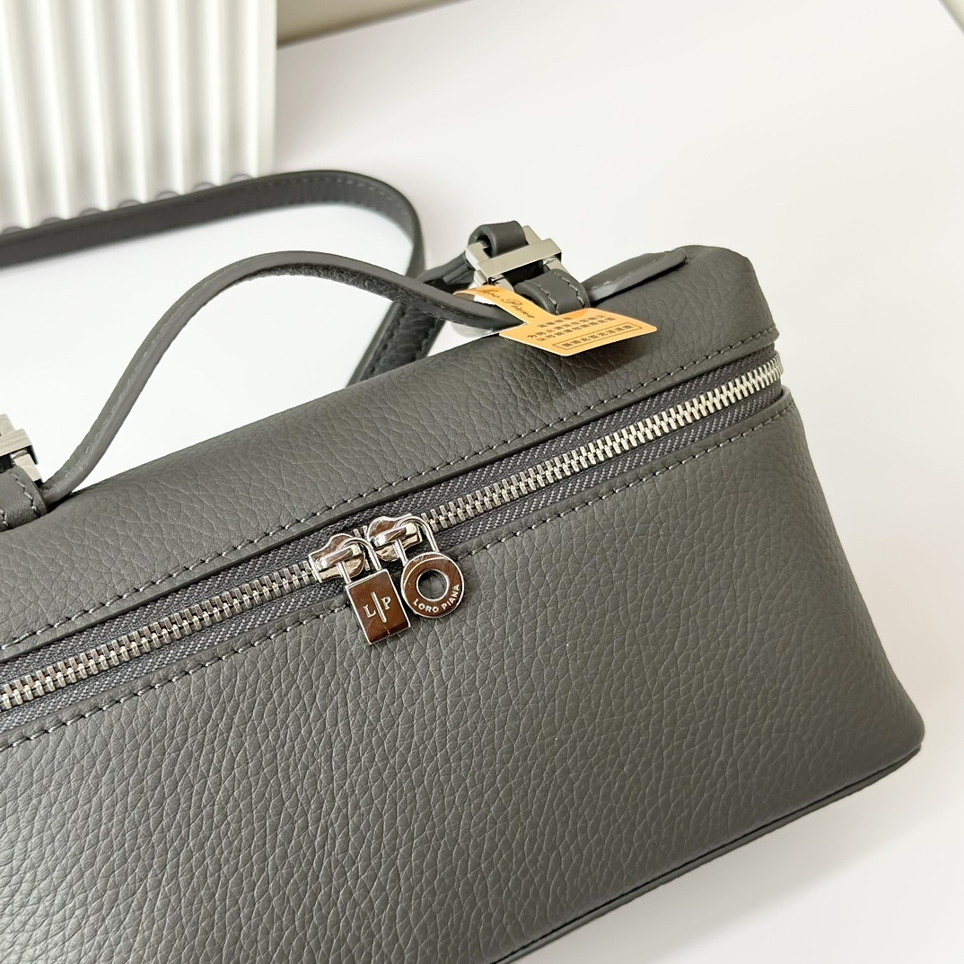 𝓛𝓸𝓻𝓸 𝓟𝓲𝓪𝓷𝓪諾悠翩雅
𝑬𝒙𝒕𝒓𝒂 𝑷𝒐𝒄𝒌𝒆𝒕 𝑳𝟏𝟗 
這是一款大開口結構的功能性設計的手拿包，經典風格和簡約設計的組合體。包身採用進口原廠小牛皮材質，輕微的錘紋呈現優雅的紋理，內里採用進口原廠小羊皮。皮革手柄和可拆卸肩帶，可打造出不同背法實用百搭。雙向拉鍊開合，搭配My Charms銀色金屬掛飾。（LP特級全鋼配件五金）
size：11×19×6.5cm
貨號：FAN4046
配套全套專櫃禮盒包裝🎁