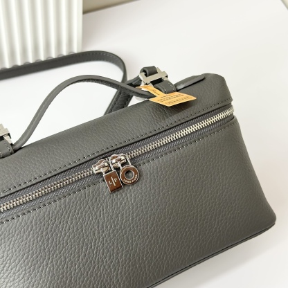 𝓛𝓸𝓻𝓸 𝓟𝓲𝓪𝓷𝓪諾悠翩雅
𝑬𝒙𝒕𝒓𝒂 𝑷𝒐𝒄𝒌𝒆𝒕 𝑳𝟏𝟗 
這是一款大開口結構的功能性設計的手拿包，經典風格和簡約設計的組合體。包身採用進口原廠小牛皮材質，輕微的錘紋呈現優雅的紋理，內里採用進口原廠小羊皮。皮革手柄和可拆卸肩帶，可打造出不同背法實用百搭。雙向拉鍊開合，搭配My Charms銀色金屬掛飾。（LP特級全鋼配件五金）
size：11×19×6.5cm
貨號：FAN4046
配套全套專櫃禮盒包裝🎁