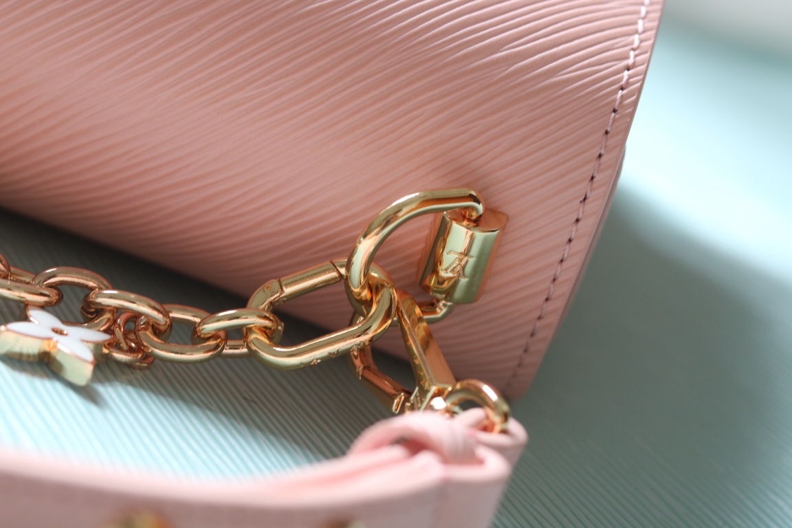 [玫瑰]最新款[玫瑰][玫瑰] 原版品質【獨家實拍 款號:50506/M11723/M11724/M11725 】
 本款 Twist 中號手袋擁有 Epi 皮革的考究肌理，搭配牛皮革內襯和光滑牛皮革飾邊。琺 Monogram 花卉懸掛於纖細鏈條，可拆卸並調節的肩帶實現肩背和斜挎選擇。17 x 9.5 x 23釐米(高 x 寬 x 長度)