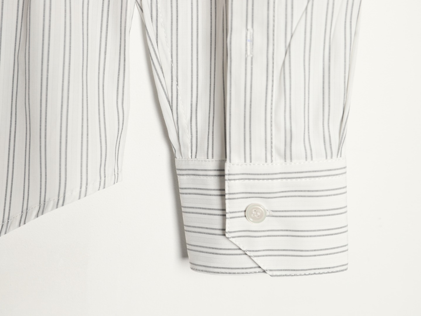 🔝CELINE賽琳CE 凱旋門竪條紋刺繡長袖襯衫
採用100%天然棉花纖維，無任何化纖混紡，從源頭確保面料的純淨度。棉纖維內部的中空結構形成天然“空氣通道”，使面料具備優異的透氣性。空氣可自由流通於纖維間隙，快速排出體表濕氣與熱量，即使長時間穿著也能保持乾爽，避免悶熱黏膩感。同時吸濕性遠超合成纖維。當人體出汗時，面料能迅速吸收汗液並擴散至表面，通過空氣流動加速蒸發，實現“吸濕-釋放”的動態平衡，保持肌膚乾爽舒適。
繡花機以棉線勾勒標誌，針腳細密均勻，確保線條流暢清晰，形成飽滿的立體肌理。刺繡