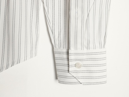 🔝CELINE賽琳CE 凱旋門竪條紋刺繡長袖襯衫
採用100%天然棉花纖維，無任何化纖混紡，從源頭確保面料的純淨度。棉纖維內部的中空結構形成天然“空氣通道”，使面料具備優異的透氣性。空氣可自由流通於纖維間隙，快速排出體表濕氣與熱量，即使長時間穿著也能保持乾爽，避免悶熱黏膩感。同時吸濕性遠超合成纖維。當人體出汗時，面料能迅速吸收汗液並擴散至表面，通過空氣流動加速蒸發，實現“吸濕-釋放”的動態平衡，保持肌膚乾爽舒適。
繡花機以棉線勾勒標誌，針腳細密均勻，確保線條流暢清晰，形成飽滿的立體肌理。刺繡