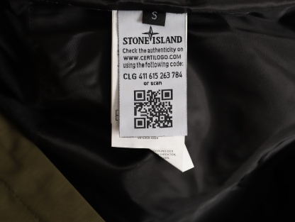 Stone Island/石頭島 24ss 手臂刺繡羅盤衝鋒衣外套
石頭島春季最熱單品 超級吸睛的一款衝鋒衣外套 一眼就能愛上 採用梭織防風防水面料 手感細膩順滑 寬松連帽的版型  水洗標一應俱全 細節滿滿的一款衝鋒衣 大廠代工 品質可靠 

-略帶復古感的機能衝鋒衣 城市徒步 戶外穿行都很出挑 男女都可以駕馭的一款潮流單品 
Color：黑色
A Size：S-XXL