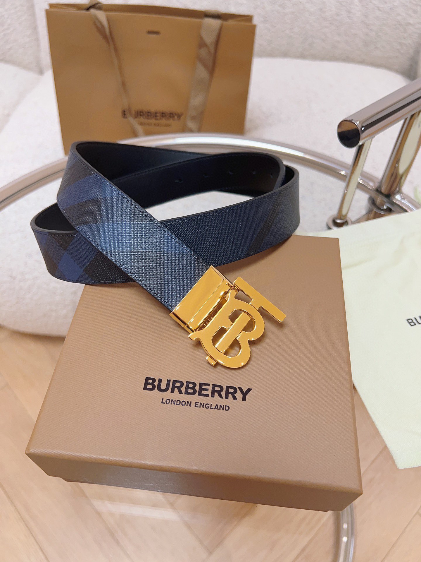 Burberry  專櫃同步 雙面兩用的意大利制腰帶   選用皮革與專屬標識印花環保帆布製作  腰帶配有精美的專屬標識造型飾牌搭扣  寬:3.5cm  精緻優雅  簡單大方.