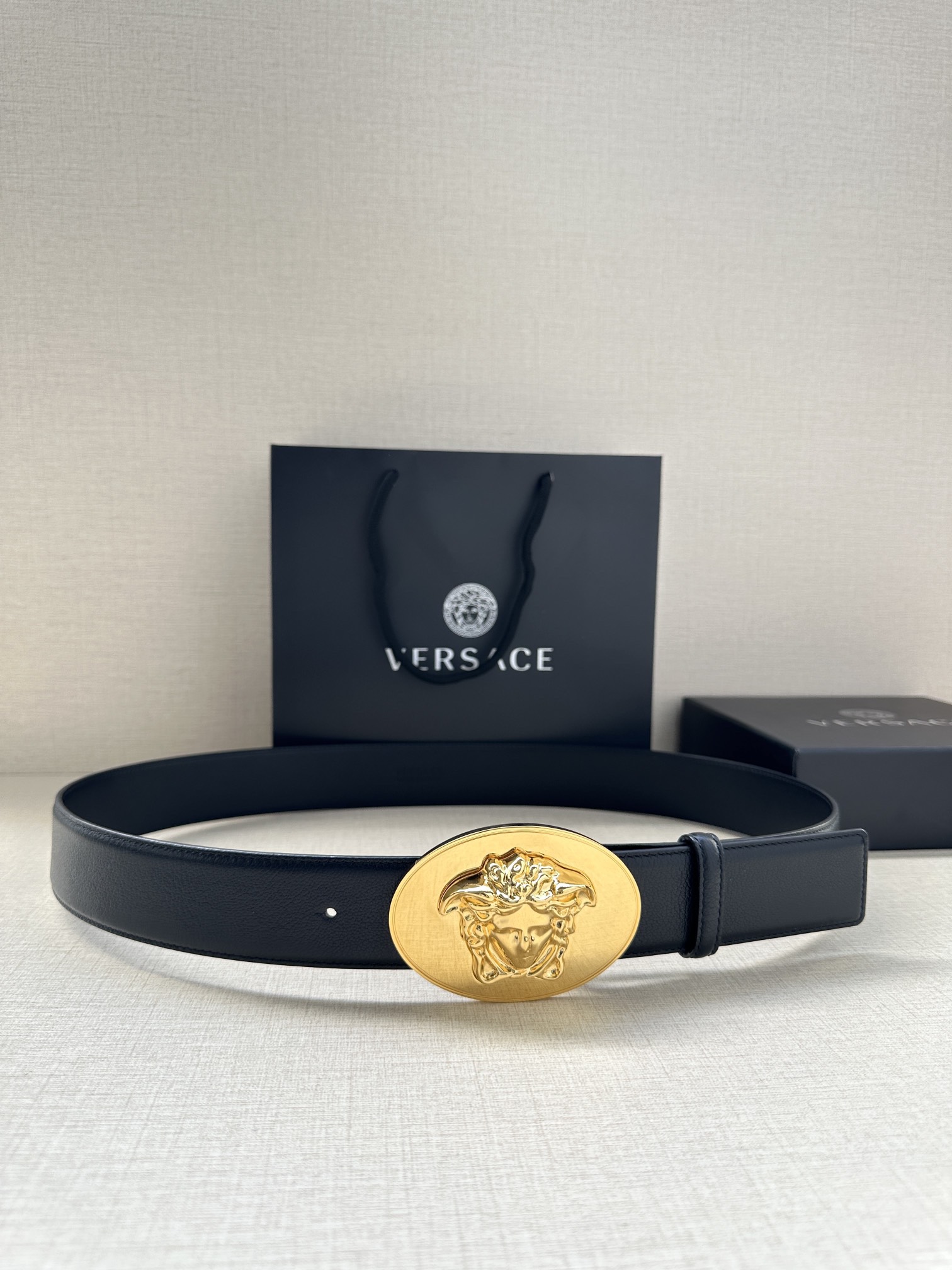 寬度：4.0cm （範思哲） 此款橢圓五金配件、腰帶飾有標誌性的Versace美杜莎頭像扣，彰顯品牌格調。是一款精美的衣櫥必備單品。