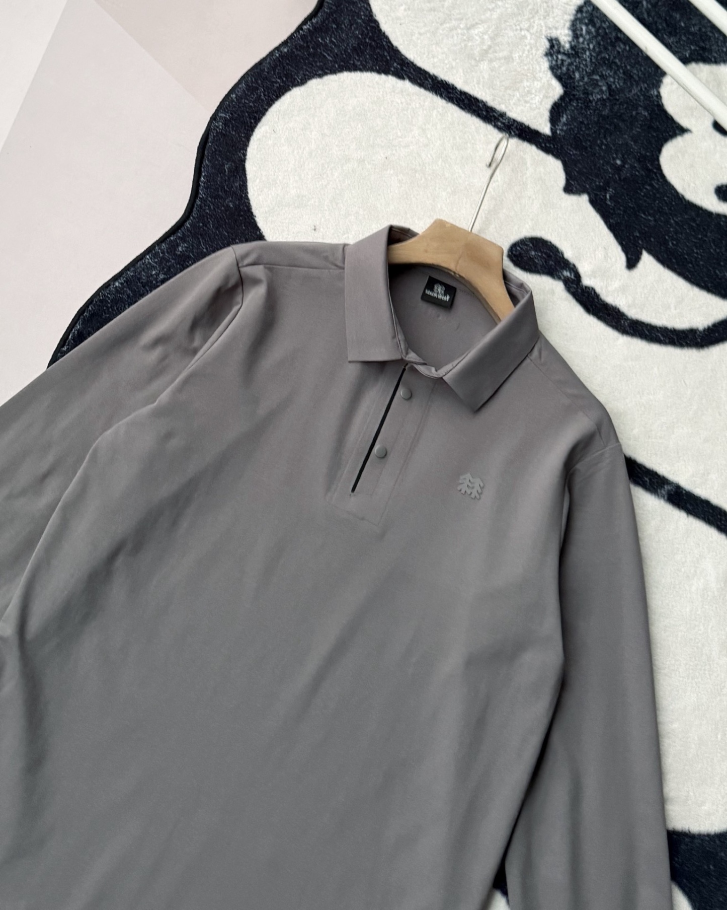 春季新款 KOLON SPORT可隆吸濕長袖防曬+抗菌SECOt恤翻領POLO
大身採用可隆自研面料，具有吸濕速乾，UPF215+防曬及Polygiene抑菌功能門襟採用激光切割工藝，結合肩部超聲波貼合工藝，提升細節品質感領口，門襟及下擺均採用熱壓工藝，外觀平整
