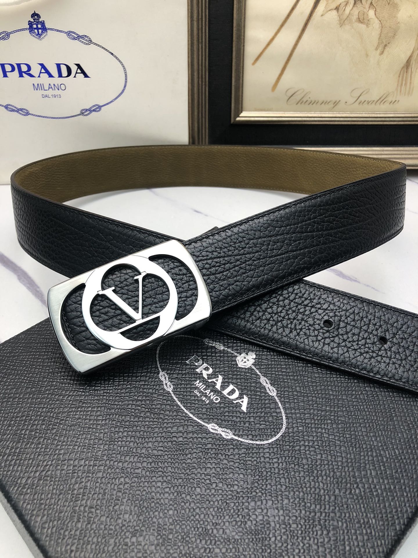 華倫天奴：原單頭層小牛皮壓花紋，內襯頭層鹿皮底，營造織紋外觀。飾以標誌原單扣。專櫃寬度4.0