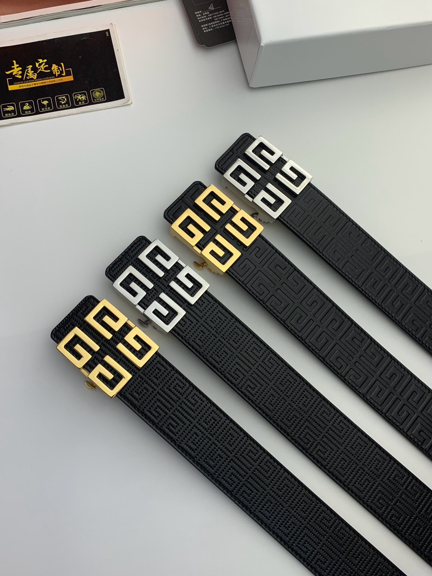 【紀梵希】新款男士 頭層小牛皮黑色壓花腰帶，內襯荔枝紋底，寬38毫米.搭配不鏽鋼經典4G自動扣.商務服裝造型的完美搭配。永恆經典！