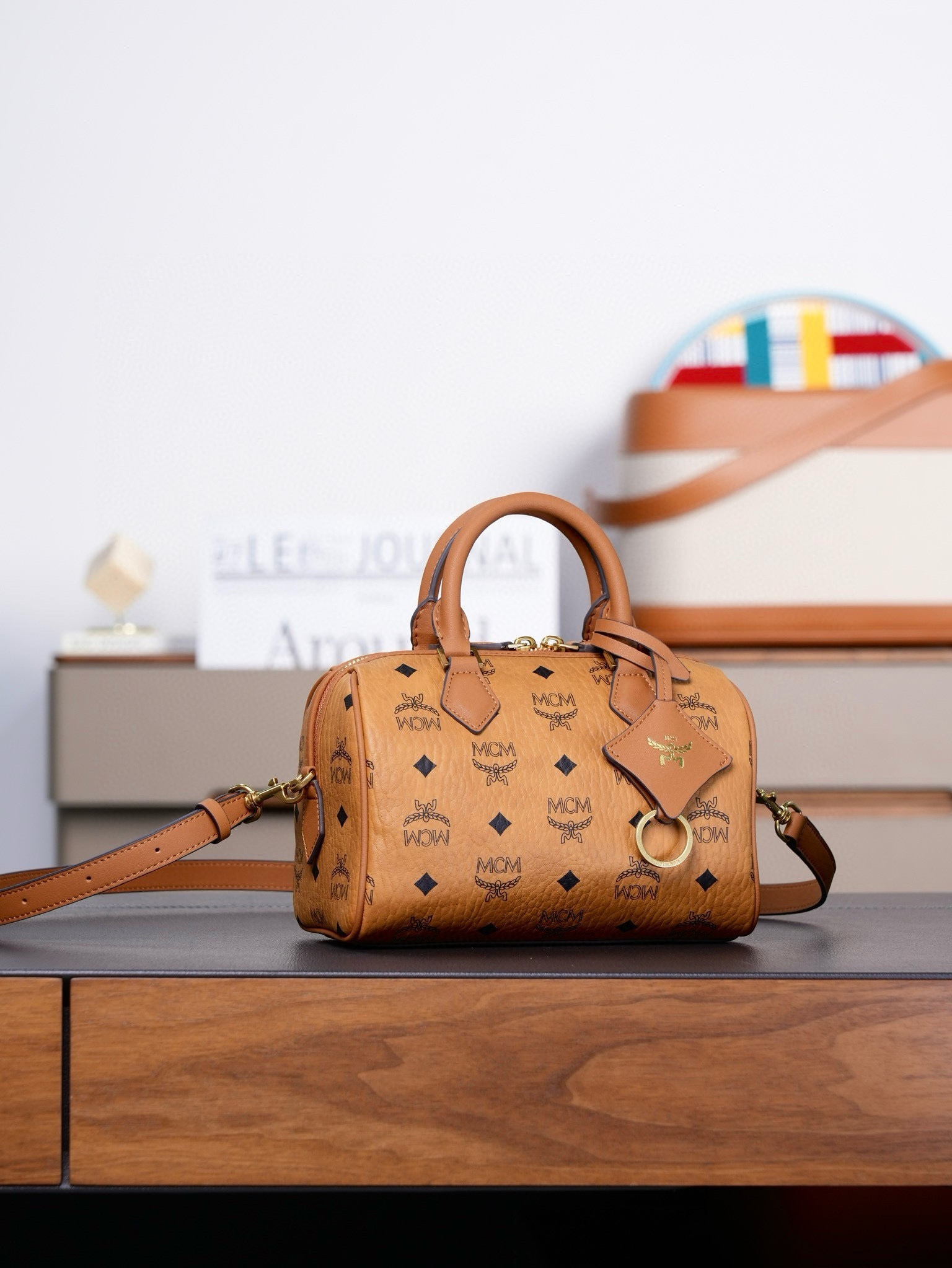 ®全新升級®官網同步
𝙈𝘾𝙈 𝙀𝙡𝙡𝙖 𝘽𝙤𝙨𝙩𝙤𝙣
乾邑色𝙎𝙢𝙖𝙡𝙡#波士頓枕頭包

·CP獨家出品｜乾邑色
這款Visetos波士頓包採用天然Nappa皮革飾邊、皮革吊牌及掛鎖設計。
這款小號Ella波士頓包誕生於慕尼黑的黃金時代，是一款日用肩背包。皮革吊牌及雕花Logo金屬掛鎖的設計靈感源自品牌的旅行傳統，直接取材於品牌的經典旅行箱。

型號：MWBFAEA03PZ001
尺寸：25*14*16cm
肩帶：可調節93-109cm
開合：拉鍊式
顏色：乾邑色/