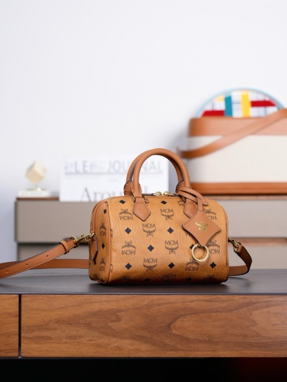 ®全新升級®官網同步
𝙈𝘾𝙈 𝙀𝙡𝙡𝙖 𝘽𝙤𝙨𝙩𝙤𝙣
乾邑色𝙎𝙢𝙖𝙡𝙡#波士頓枕頭包

·CP獨家出品｜乾邑色
這款Visetos波士頓包採用天然Nappa皮革飾邊、皮革吊牌及掛鎖設計。
這款小號Ella波士頓包誕生於慕尼黑的黃金時代，是一款日用肩背包。皮革吊牌及雕花Logo金屬掛鎖的設計靈感源自品牌的旅行傳統，直接取材於品牌的經典旅行箱。

型號：MWBFAEA03PZ001
尺寸：25*14*16cm
肩帶：可調節93-109cm
開合：拉鍊式
顏色：乾邑色/