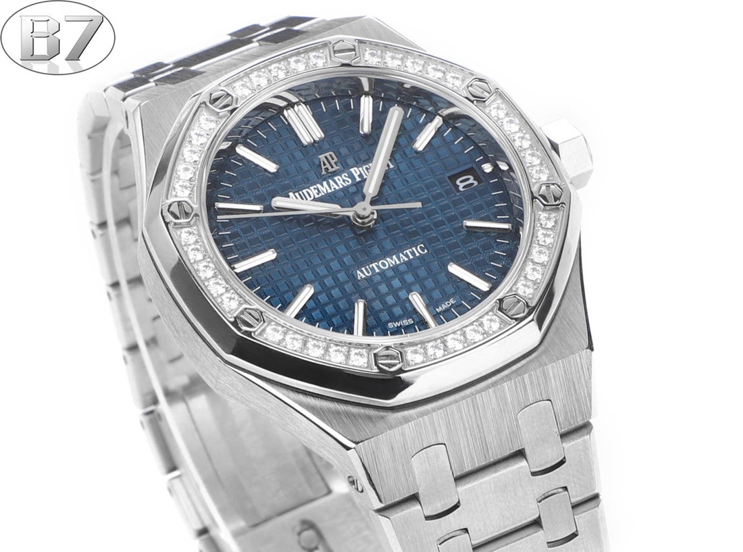 AP愛彼 女款愛彼皇家橡樹 剔除機芯甲板多餘部分，使之變得更加鏤空——成就鋼表巔峰—— 實力演繹 衛冕“鋼”王！【6大精妙之處】1.正品拆解開模，尺寸為37毫米與正品一致！2.完美還原正品表殼的每一處細節，盡顯正品“稜角分明 堅毅果敢”的陽剛氣質。3.鋼帶的做工無可挑剔，比市面上任何鋼帶表做工均要更上一層樓，鋼帶頭粒和表頭銜接的“緩衝帶”的鬆緊程度與正品一模一樣。4.自動陀的與原裝致敬，是市面唯一做到顏色於原裝一致的版本（市面一般版本均偏紅）其上的ap族徽雕刻獨一無二。