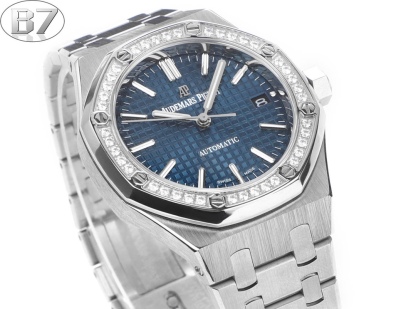 AP愛彼 女款愛彼皇家橡樹 剔除機芯甲板多餘部分，使之變得更加鏤空——成就鋼表巔峰—— 實力演繹 衛冕“鋼”王！【6大精妙之處】1.正品拆解開模，尺寸為37毫米與正品一致！2.完美還原正品表殼的每一處細節，盡顯正品“稜角分明 堅毅果敢”的陽剛氣質。3.鋼帶的做工無可挑剔，比市面上任何鋼帶表做工均要更上一層樓，鋼帶頭粒和表頭銜接的“緩衝帶”的鬆緊程度與正品一模一樣。4.自動陀的與原裝致敬，是市面唯一做到顏色於原裝一致的版本（市面一般版本均偏紅）其上的ap族徽雕刻獨一無二。