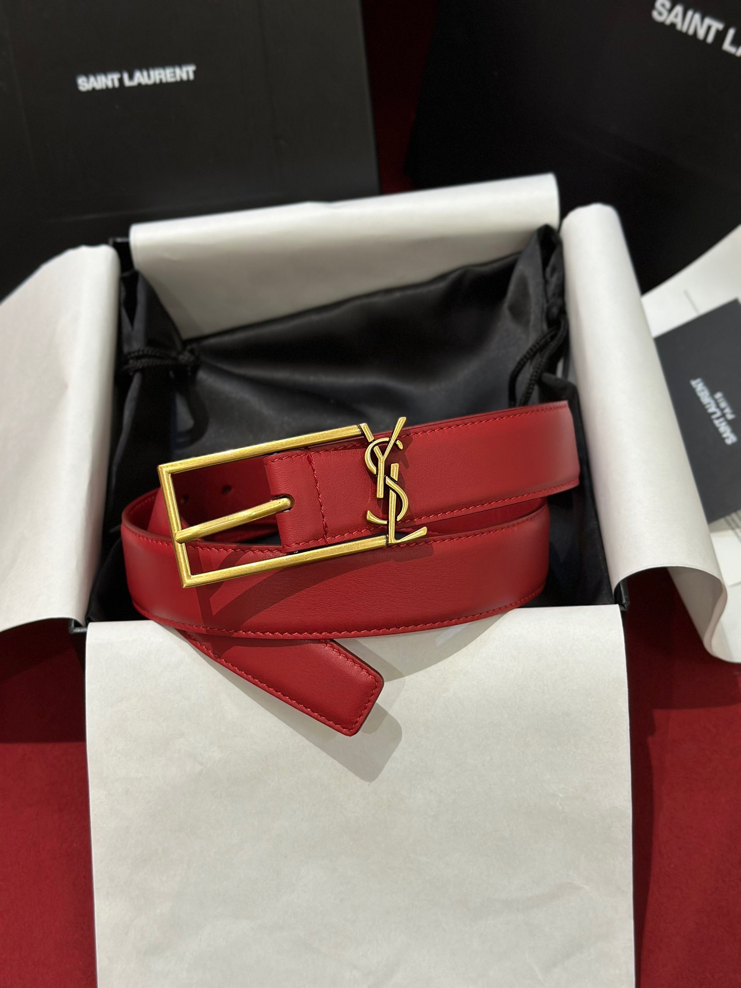 新款聖羅蘭 YSL
這款女款腰帶復古精工金屬扣將復古風與現代時尚相融合，呈現的恰到好處，時尚標配青睞有加，每針每一線都非常精緻，雙面頂級牛皮材質，搭配頂級黃銅針扣寬度3.0