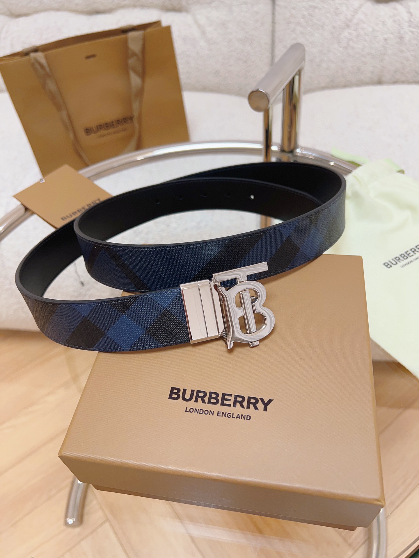 Burberry  專櫃同步 雙面兩用的意大利制腰帶   選用皮革與專屬標識印花環保帆布製作  腰帶配有精美的專屬標識造型飾牌搭扣  寬:3.5cm  精緻優雅  簡單大方.