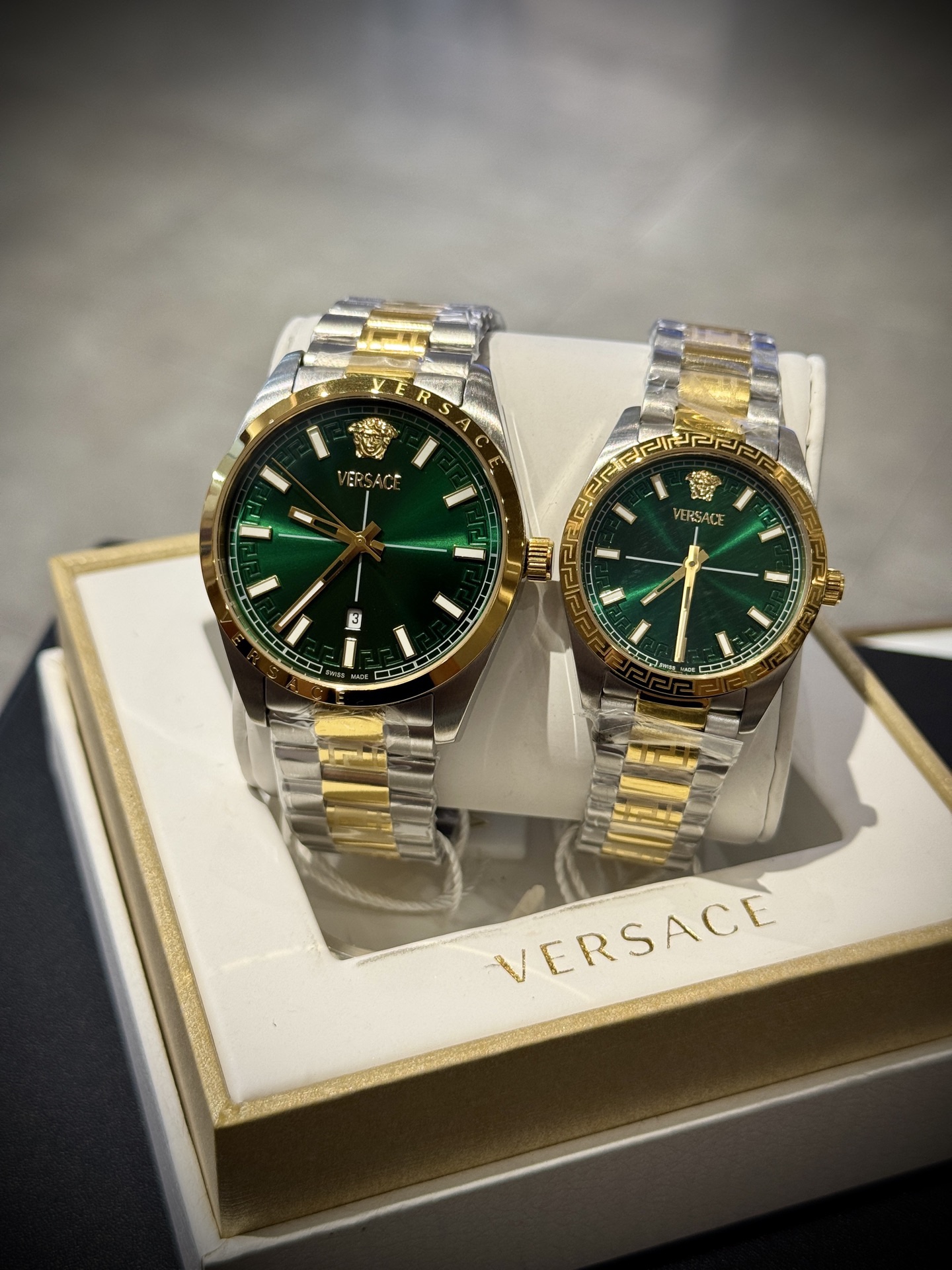 
Versace範思哲石英手錶，VERSACE MILLENYIUM  LADY系列，採用希臘回紋元素錶盤，12時位飾有美杜莎頭像展現範思哲經典圖案魅力，錶鏈印刻希臘回紋搭配雙按蝴蝶扣設計，兼具時尚與舒適，錶盤男款40mm 女款32mm 30米生活防水，進口石英機芯

立即搶購👉