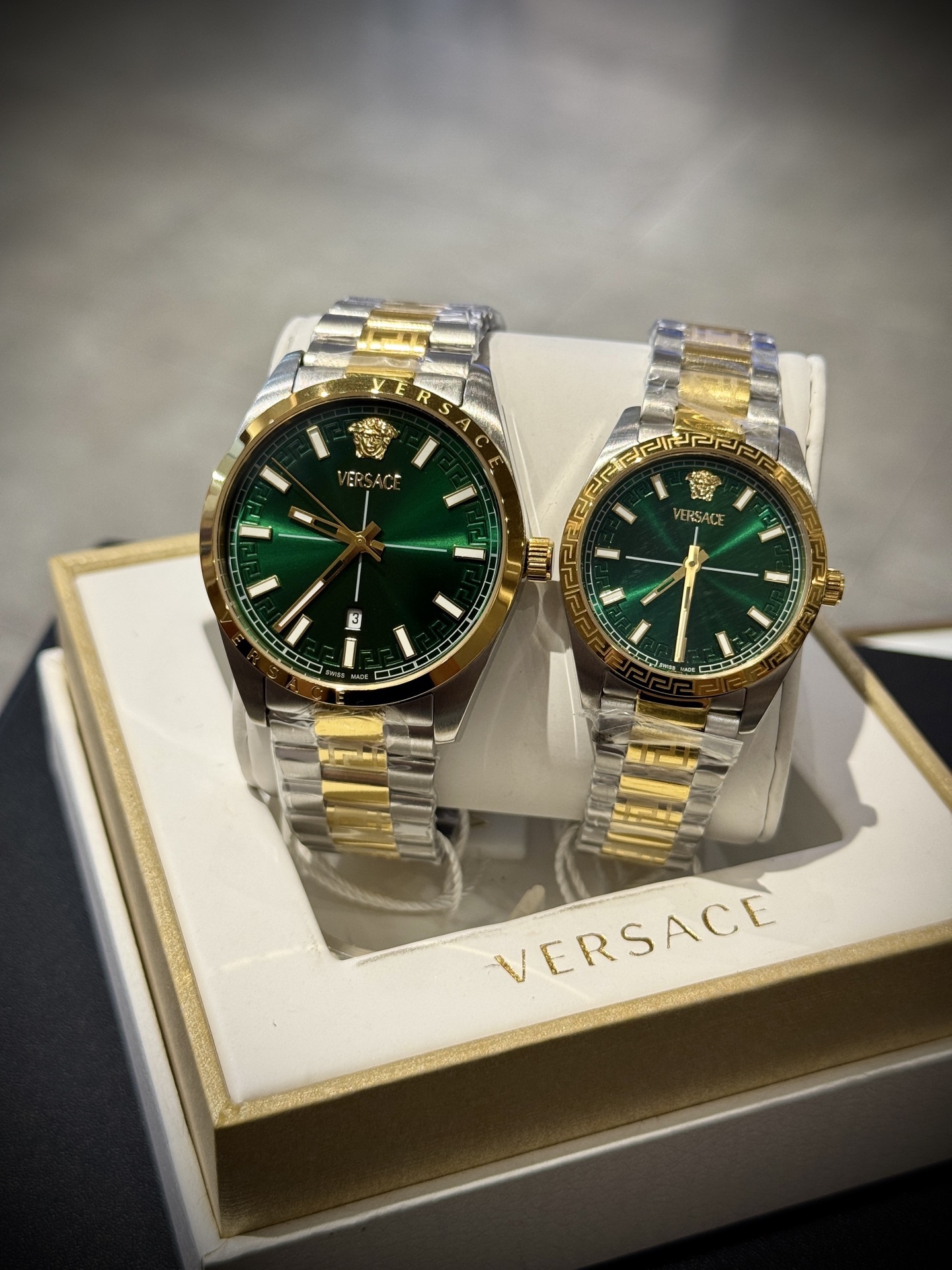 
Versace範思哲石英手錶，VERSACE MILLENYIUM  LADY系列，採用希臘回紋元素錶盤，12時位飾有美杜莎頭像展現範思哲經典圖案魅力，錶鏈印刻希臘回紋搭配雙按蝴蝶扣設計，兼具時尚與舒適，錶盤男款40mm 女款32mm 30米生活防水，進口石英機芯

立即搶購👉