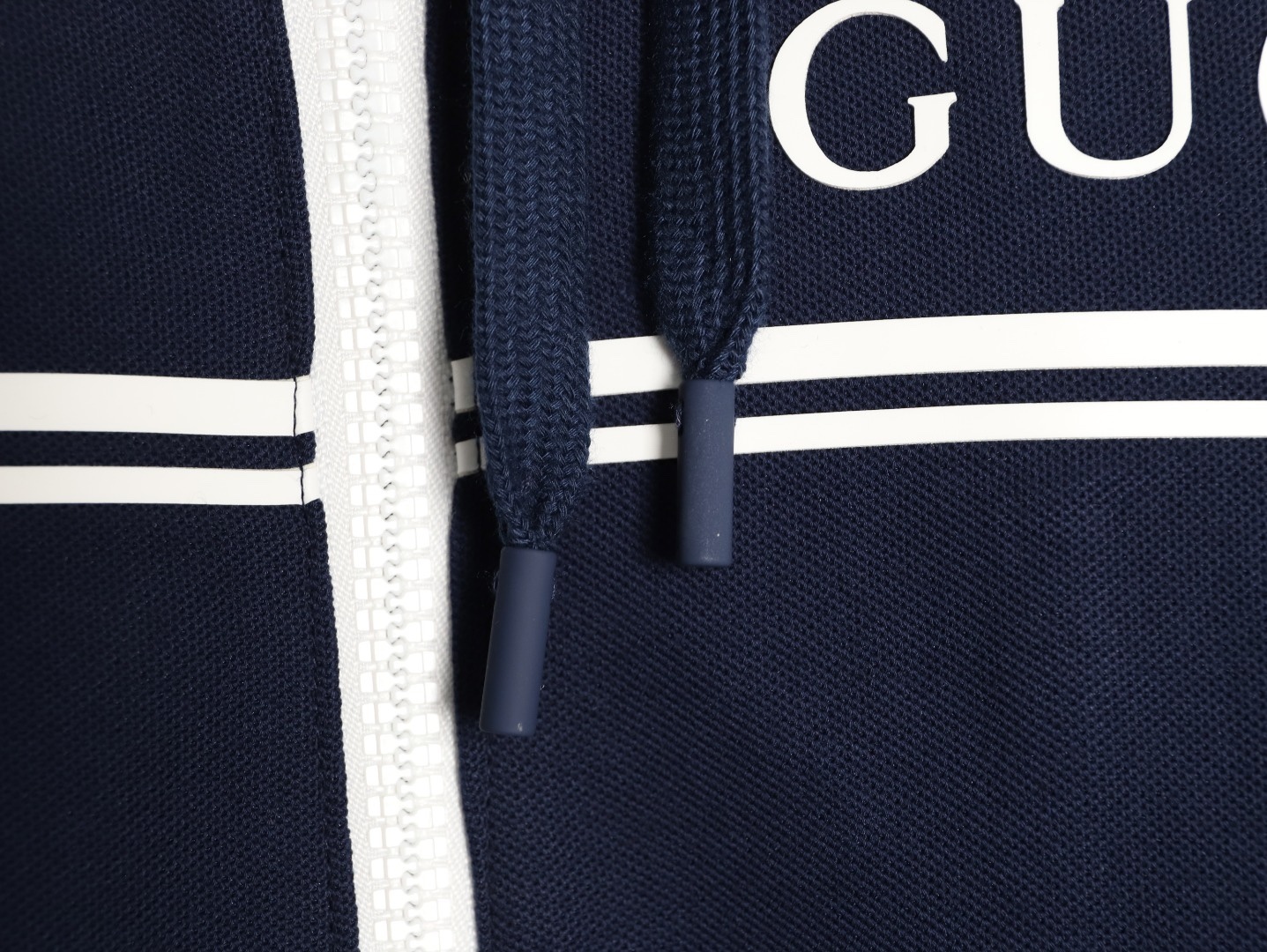 Gucci/古馳 G字母膠條拉鍊連帽外套
這款單品出自Lido系列，設計靈感源自意大利海岸的夏日風情和海灘俱樂部，早秋系列聚焦基礎廓形與經典細節，匠心呈獻日常服飾和晚裝造型，這款休閒連帽衛衣採用平紋針織面料精制而成，中央貫穿點綴G標識條紋印花，男女同款，定制輔料三標
A Size:S-XL