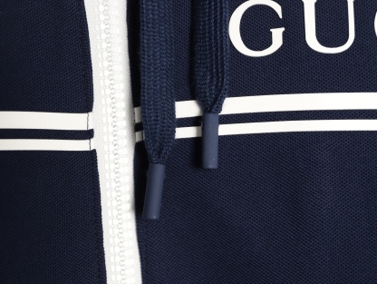 Gucci/古馳 G字母膠條拉鍊連帽外套
這款單品出自Lido系列，設計靈感源自意大利海岸的夏日風情和海灘俱樂部，早秋系列聚焦基礎廓形與經典細節，匠心呈獻日常服飾和晚裝造型，這款休閒連帽衛衣採用平紋針織面料精制而成，中央貫穿點綴G標識條紋印花，男女同款，定制輔料三標
A Size:S-XL