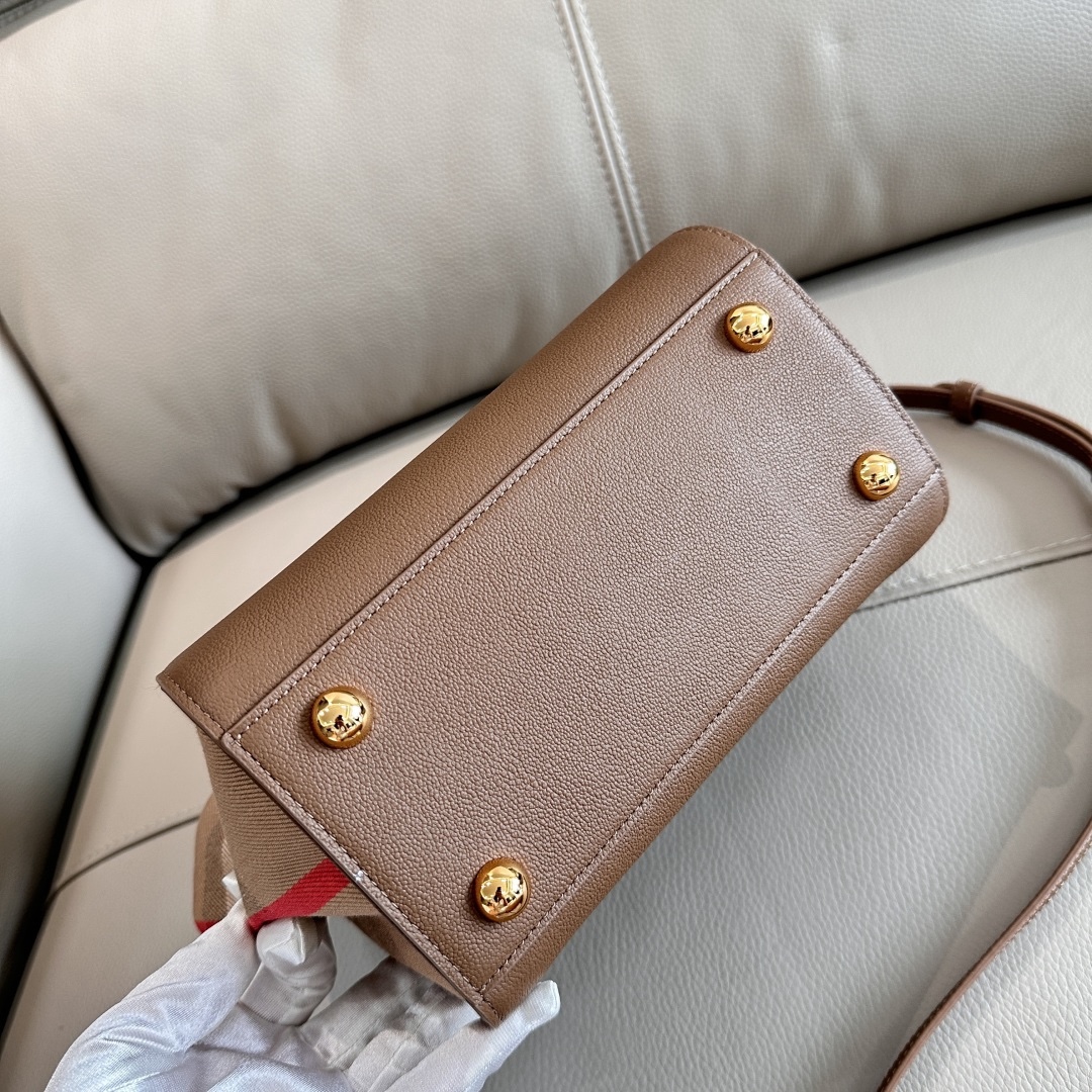 B家手提包斜挎包，經典棉質格紋帆布拼牛皮，袋口拉鍊設計，兩側可收攏展開，多種背法，上身效果超贊，尺寸：21/20/13