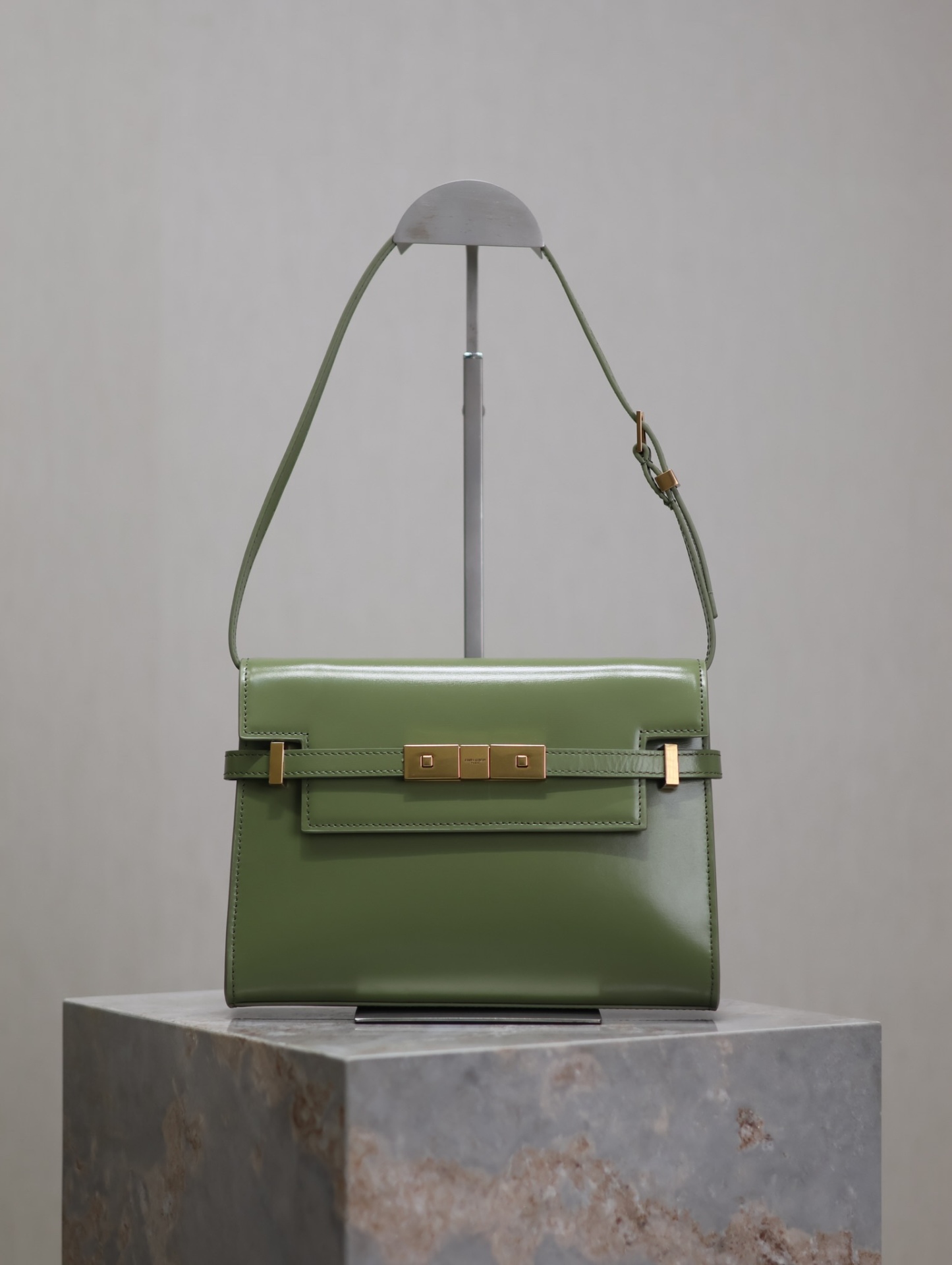 Manhattan_24cm
專櫃同步新款Manhattan法棍包小號24cm全新到貨！最新包型翻蓋曼哈頓法棍包，一改以往經典的logo，取而代之低調簡約的設計風格，它有點像H家的凱莉，很有復古的味道！商務➕休閒兩者結合，總結起來就是百搭！可以手拿，可以單肩或斜挎，一包多用，滿足了商務型女士，又滿足了小女生的休閒！精心挑選的原廠皮、完美的走線、精緻的五金讓整個包包都散髮出高級的味道！
型號：675626
尺寸：24x17.5x6cm