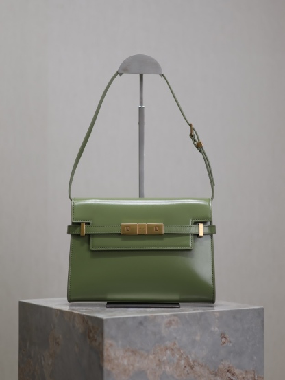 Manhattan_24cm
專櫃同步新款Manhattan法棍包小號24cm全新到貨！最新包型翻蓋曼哈頓法棍包，一改以往經典的logo，取而代之低調簡約的設計風格，它有點像H家的凱莉，很有復古的味道！商務➕休閒兩者結合，總結起來就是百搭！可以手拿，可以單肩或斜挎，一包多用，滿足了商務型女士，又滿足了小女生的休閒！精心挑選的原廠皮、完美的走線、精緻的五金讓整個包包都散髮出高級的味道！
型號：675626
尺寸：24x17.5x6cm