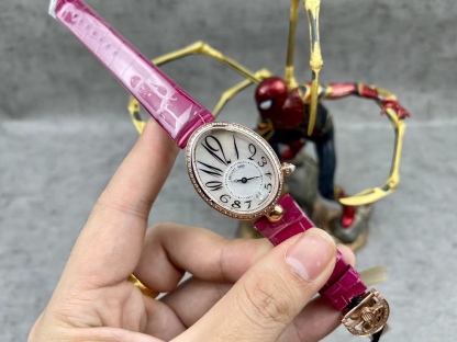 [玫瑰][玫瑰]最強 升級版 頂級 復刻女款 寶璣那不勒斯皇后系列，
【表殼】腕表尺寸分別為中號36.5x28.5毫米 
鵝卵形表殼高雅大氣，表殼外緣飾有錢幣紋。表圈和表殼周圍鑲嵌共117顆施華洛水晶（約0.99克拉）。表冠處鑲有一顆梨形晶石（約0.26克拉）
【精彩細節】
1.與原裝吻合，在表殼背部均打有貴金屬標識，效果清晰工整，彰顯腕表檔次。2.穹面玻璃，從側面看不僅有魚眼效果，還能折射鑽石帶來的璀璨光芒，更顯腕表高貴血統。
3.為了達到原裝K金質量的手感，調試了表殼內部結構的配重，做到重量與原版如出