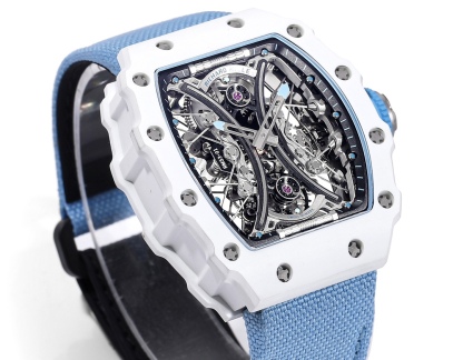 白色TPT石英纖維
【RICHARD MILLE】理查米爾RM53-01 將腕表設計與運動賽事相互結合，完美詮釋了賽場上的勇者堅定信念、頑強拼搏的精神。RM53-01以馬術運動為背景，採用多種高科技材料來抵御運動時帶來的強烈撞擊，從而保證不受破壞、正常運轉。高科技材質打造如同“護具”。“RM 53-01 PABLO MAC DONOUGH”的陀飛輪腕表，此款腕表除具備運動腕表的動感與活力外，還配備了堅固的TPT®碳纖維表殼、層壓藍寶石水晶表鏡以及固定機芯的懸浮式鋼索，有效的降低巨大衝擊、