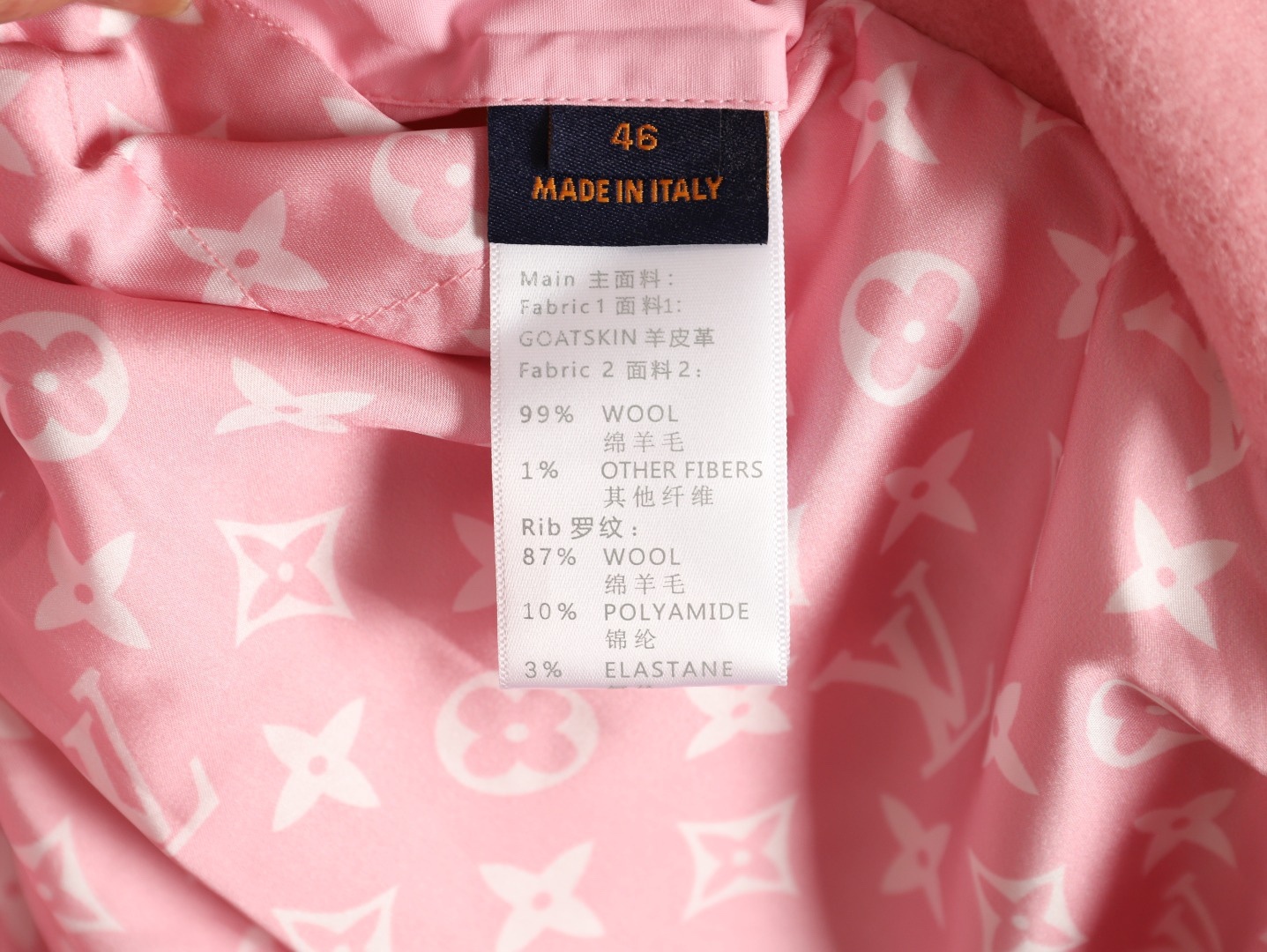 LOUIS VUITTON/路易威登LV 拼色皮袖棒球服外套
對不起讓你們久等了，拿到正品就開始張羅這件衣服所有的事情！
單單面料來講我就定做了一個多月，顏色成分一比一的還原！面料成分有%65的羊毛，%15天然絲%10的氨綸%10絨⚠️混合定織而成，總的克重有900多克！還有最為關鍵的是它的色牢度，絕對不會褪色！袖子用的澳洲進口小牛皮，加工定型，上色，水洗，紋路保留了原有的顆粒結構！厚實飽滿圓潤！
刺繡使用進口毛巾繡機器，先把每個圖案繡在毛詹上，在用紅外線激光雕刻出來，再有縫紉機進行固定，