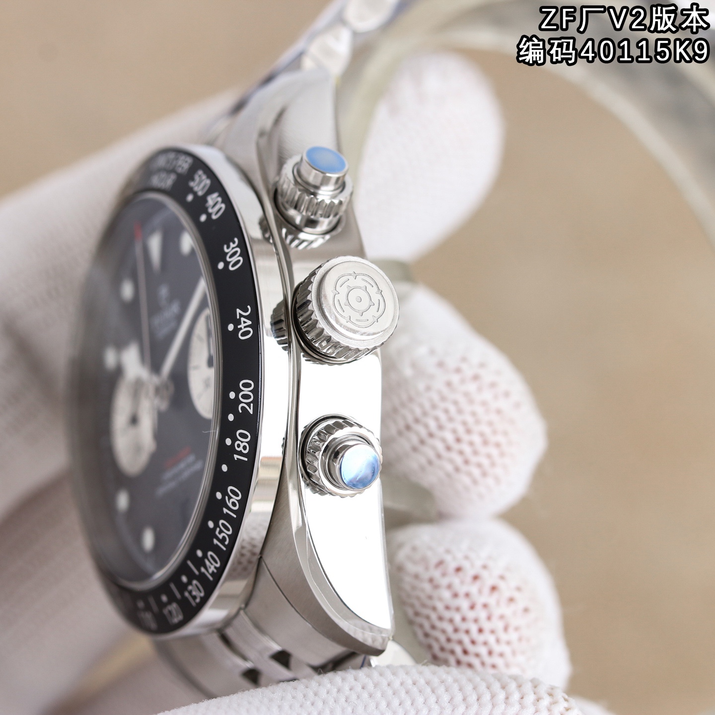 ZF新品—V2版本，帝舵全新碧灣計時型(Tudor ，腕表⌚️編碼40115K9，BlackBayChrono)腕表—經典元素與現代創新的精妙平衡,是真正意義上的“帝舵畢業款”。
🔥亮點🔥ZF是市場唯一一家日曆對版的廠家，日曆窗尺寸，日曆數字的字體和大小均與正品一致。
【表殼】ZF正品1:1開模41MM直徑採用316L精鋼表殼，表面拉絲和拋光工藝交交替處理，抗划痕性強，質感十足。配備起高工藝的黑色陽極氧化鋁測速計字外圈，旋入式表冠和密閉式底蓋，賦予腕表200米防水。
【錶盤】獨具匠心的錶盤設計