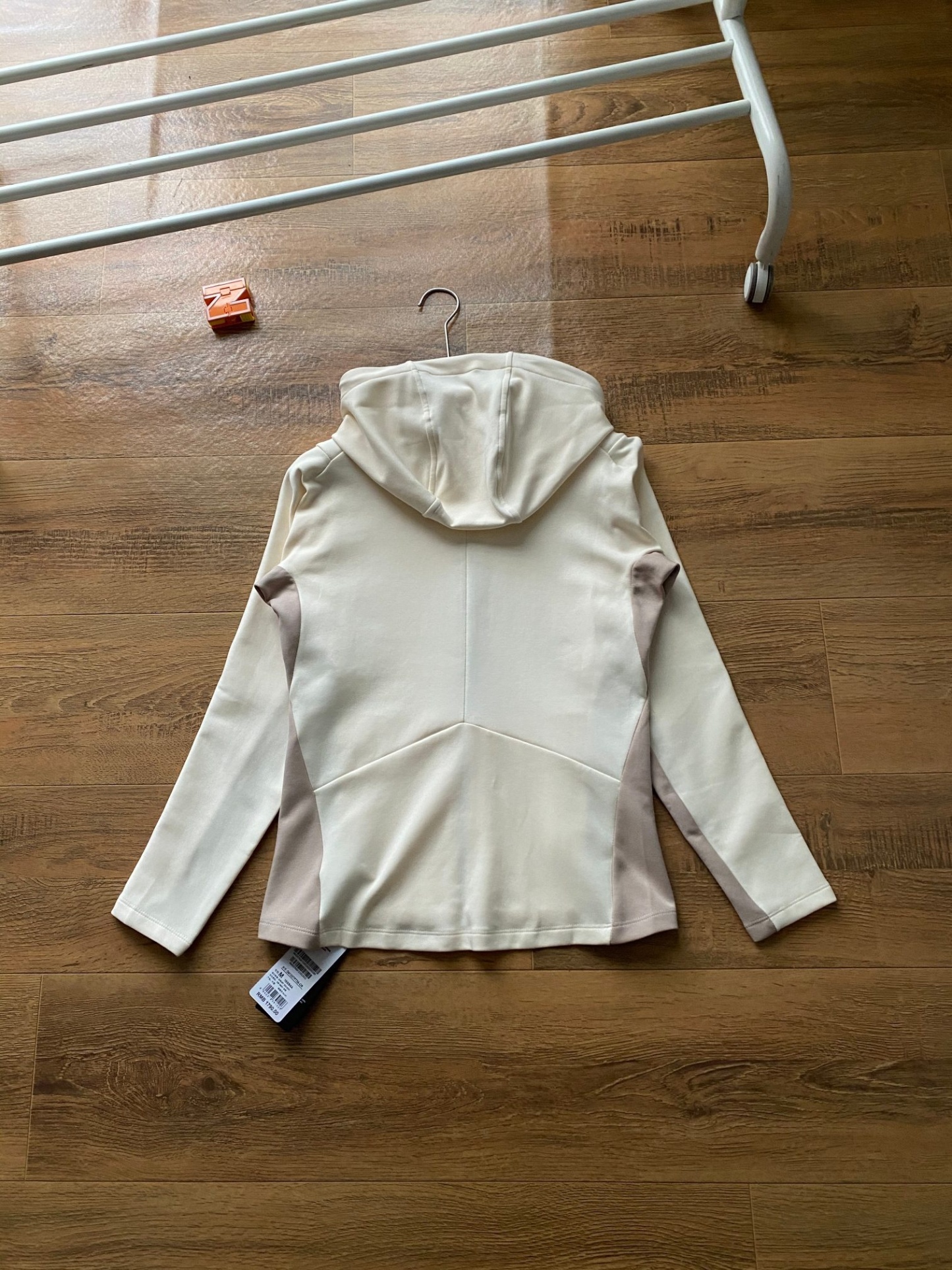 DST女款拼接連帽開衫春秋外套 新款女外套DESCENTE迪桑特空氣層面料輕盈柔軟舒適女士針織運動外套 採用空氣層面料製成的針織運動外套。色澤柔和溫暖，觸感輕柔順。腋下兩側拼色撞色搭配，時尚大氣版型舒適，搭配卡其拉鍊細節，更添女性化氣息。 面料:聚酯纖維84.1%氨綸15.9% 柔軟/彈性/舒適 常規合身款/運動休閒 柔舒軟適不失感質，青春時髦的氣質蔓延開來！初秋需要的時尚質感保暖！一件很很牛贊！很帥！顏高值單品！原原廠單！三標齊全品！質巨棒！
顏色：如圖
