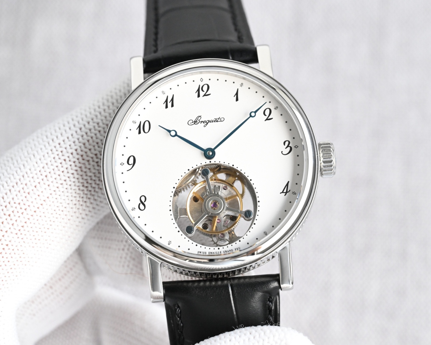 TW Factory  224年前，阿伯拉罕-路易·寶璣 🏅️KF1 先生在他所創立的巴黎鐘錶堤岸制表工坊中，寶肌 創造了制表史上令無數人贊嘆的陀飛輪調速裝置。這一無比複雜的精密機構彰顯了寶璣先生卓然超群的遠見與創想，時至今日仍對高級制表業有著重要意義。至今，陀飛輪的作用和意義已不僅是提高走時的精准度，📸而是譜寫了制表領域的輝煌篇章。寶璣陀飛輪時計臻品在百年徵程中不斷創新，超越自我，集精湛機械製造技藝與深厚美學原理於一身，創制出演繹複雜迷人的機械世界。腕表的表冠上刻有著名的寶璣品牌標誌