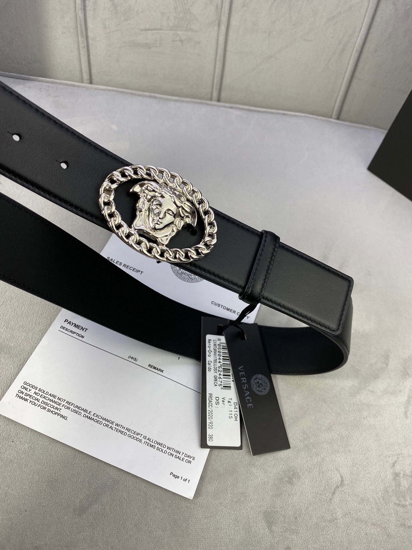 寬度3.8cm VERSACE（範思哲）此款平面皮帶採用小牛皮製成，配有一枚真空電鍍美杜莎頭像腰帶扣，採用穿孔閉合。