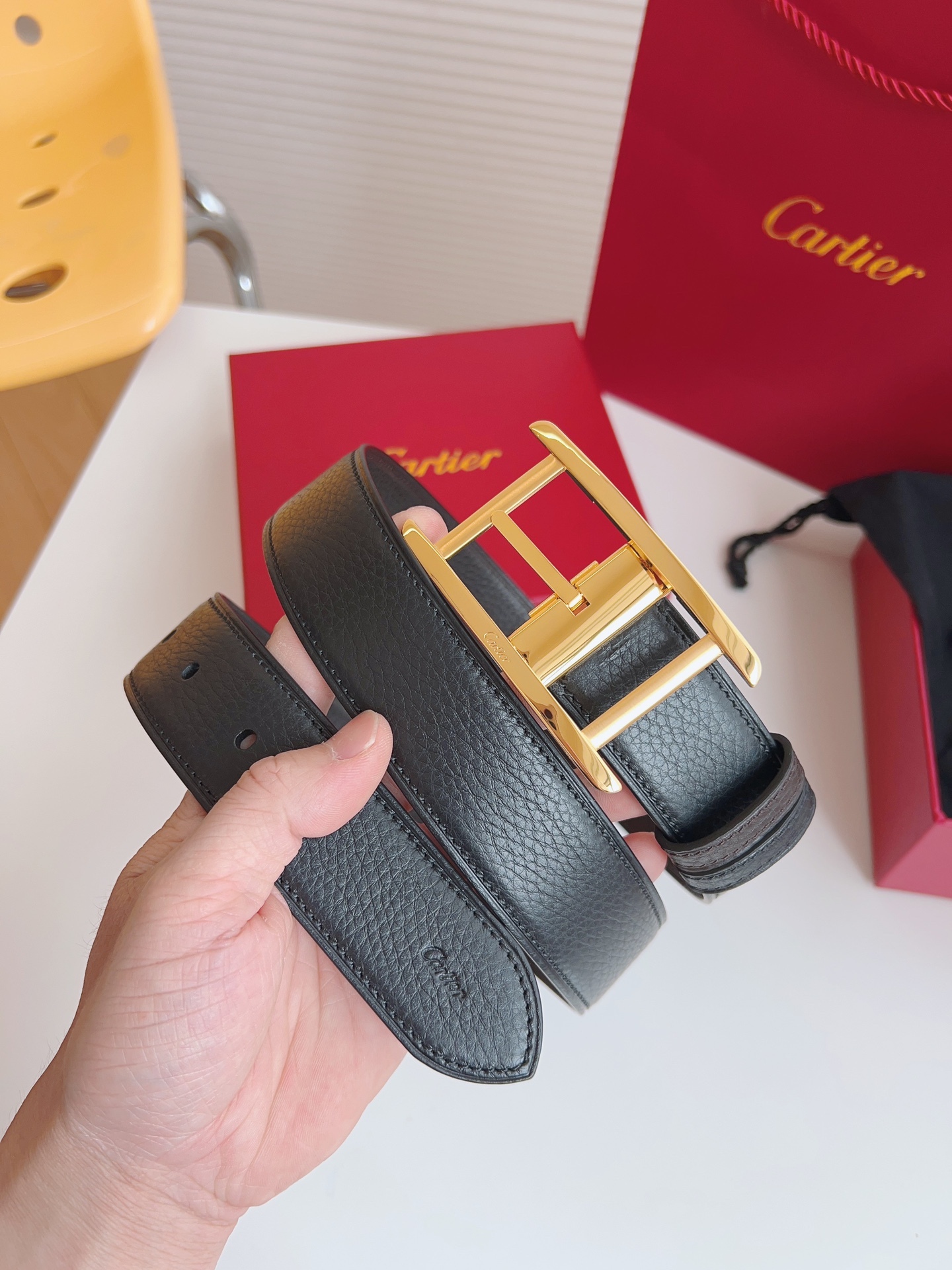 
Cartier（卡地亞）憑借匠心傑作展現與眾不同的美感，融合精湛工藝與經典設計，演繹雋永風格；瀟灑不羈，果敢獨立！此款式易搭配服飾；休閒正裝兩相宜。皮帶寬度：35mm