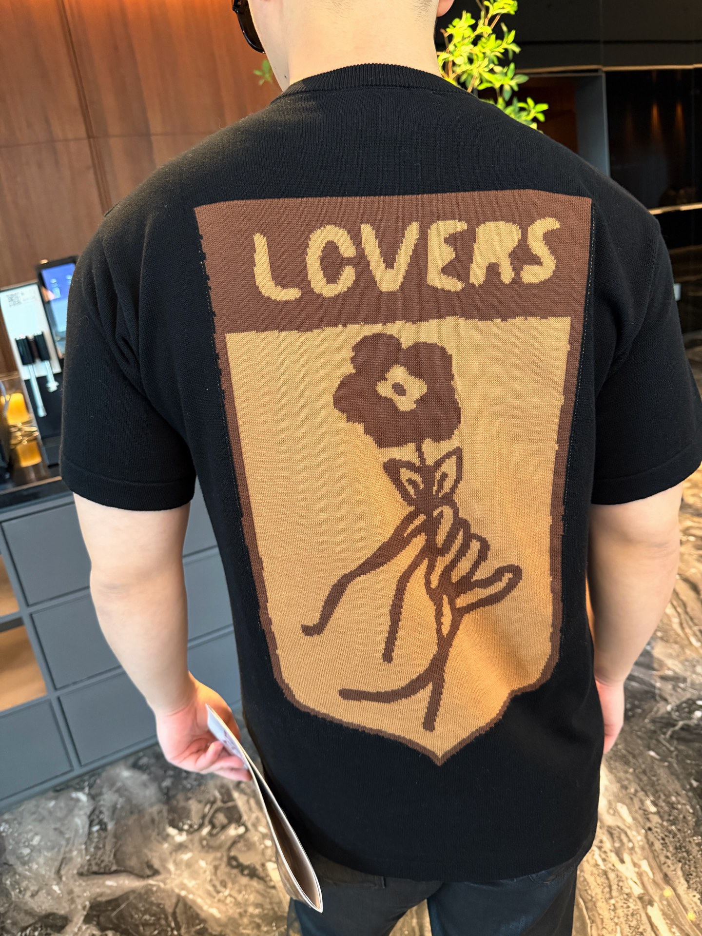 🔝LOUIS VUITTON LV 皮箱幾何圖針織短袖T恤
定織雲柔密紡棉針織料，嵌花提花織法，精細編織不僅確保了圖案的清晰度，還大大增強了織物的耐用性，成衣洗水加軟去味工藝，通過專業的洗滌設備和特定的洗滌劑，對衣物進行深度清潔和去味處理，改善衣物的手感和外觀，寬松版型
B Size：S-XL