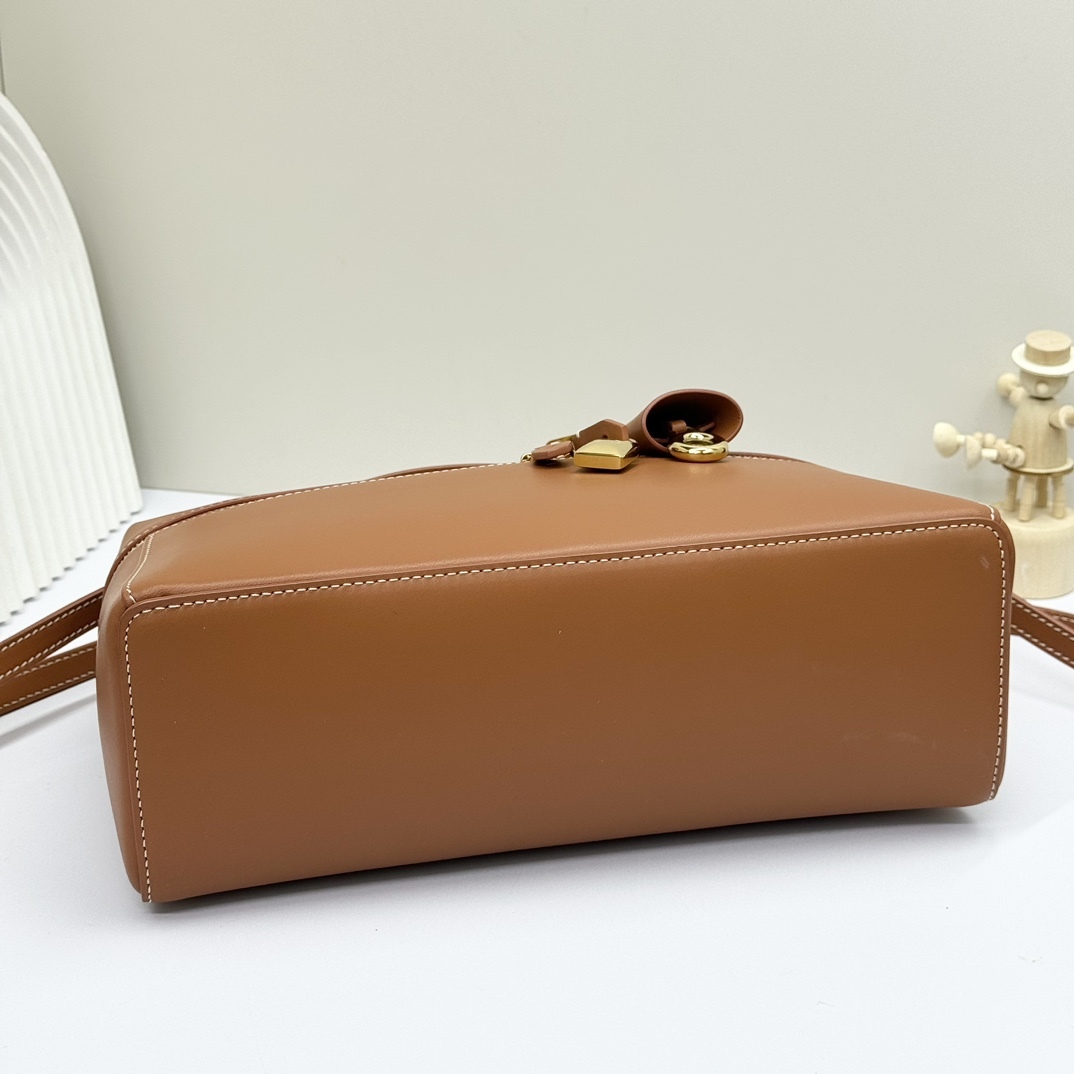 𝓛𝓸𝓻𝓸 𝓟𝓲𝓪𝓷𝓪 諾悠翩雅
𝑬𝒙𝒕𝒓𝒂 𝑩𝒂𝒈 𝑳𝟐𝟕 
寬開口加大容量斜挎包，包型設計更立體更有型，包身採用進口原廠小牛皮，手感柔軟而獨特，包包內部結構多了內袋。雙向加長拉鍊開合，配有My Charms金色金屬掛飾（LP特級純鋼五金配件）
size：27*16*10釐米
配全套專櫃禮盒包裝🎁