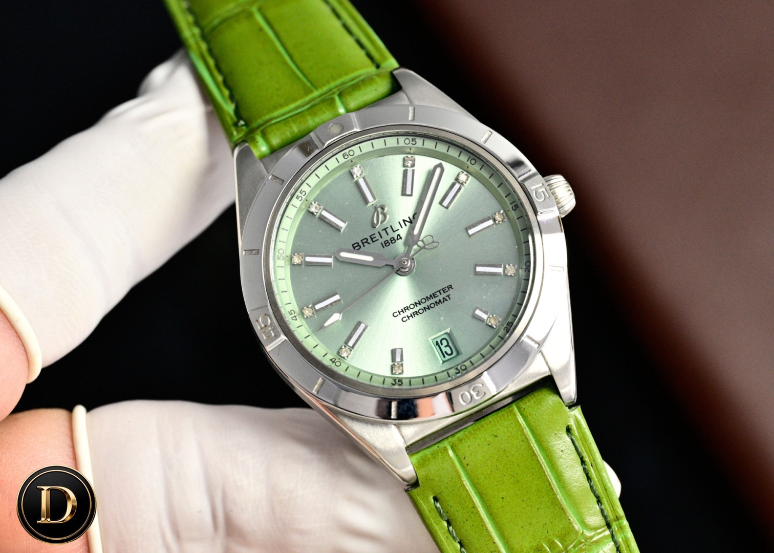 百年靈新款橫空出世（推出新高度）
全新百年靈機械計時腕表-南海膠囊系列
(chronometer Automatic 36mm)特別版
1⃣️現代復古風格讓您在人群中脫穎而出，打破沈悶，有溫度又不失浪漫！
2⃣️這款優雅的現代復古靈感腕表適合想在人群脫穎而出的女士。（男士也可佩戴，膠囊系列市面最薄的中性款。）
3⃣️融合優異性能和造型美感，時尚而優雅，適合各種場合，多種金屬表殼可供選擇，同時也有鑲嵌彩色寶石鑽，從炫酷的精鋼材百搭雙色間金乃至豪華紅金，一應俱全，時標和多姿多彩錶盤。
