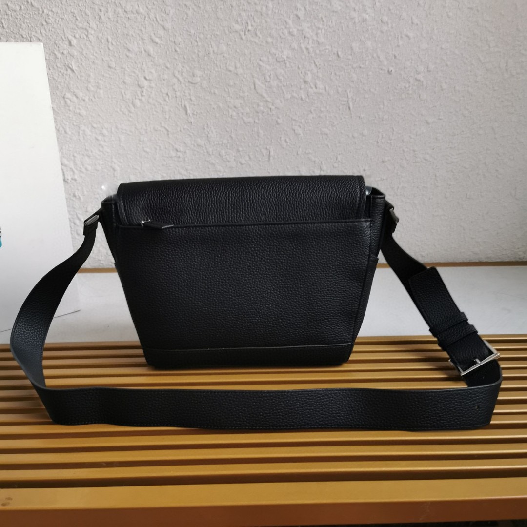 【 原單】🎉新款郵差包🎉🎉2VD069🎉🎉這款皮革單肩包採用進口小牛皮，彰顯時尚休閒格調。精緻小巧，翻蓋廓形搭配可調節肩帶，飾有金屬五金配件和字母徽標。翻蓋設計 上身效果非常酷，寶寶們，趕緊入手吧🎉🎉長22x高22x底12cm🎉🎉🎉👏👏