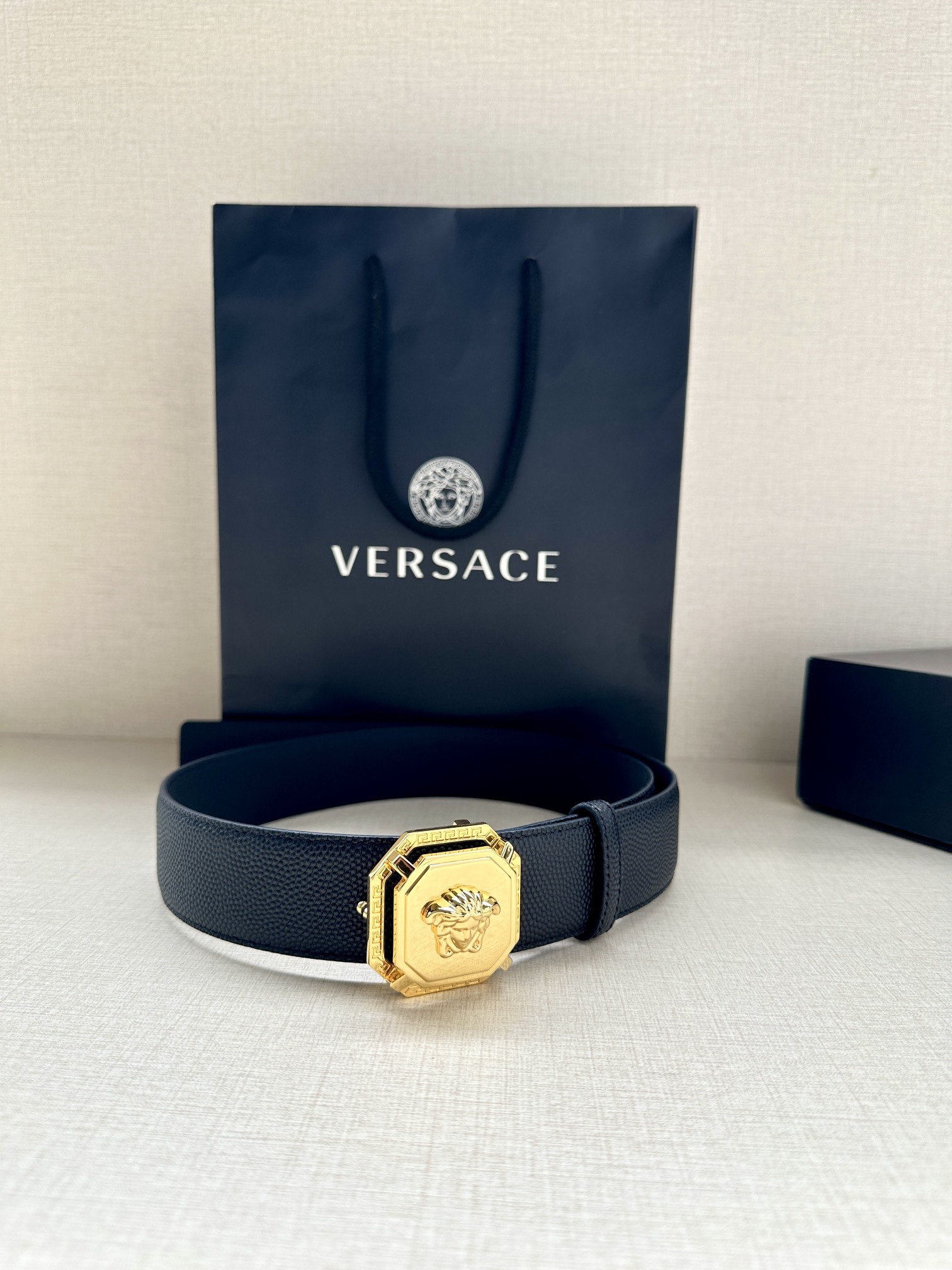 寬度4.0cm VERSACE （範思哲）此款柔軟的皮帶飾3D美杜莎腰帶扣，可搭配正裝或休閒牛仔裝。