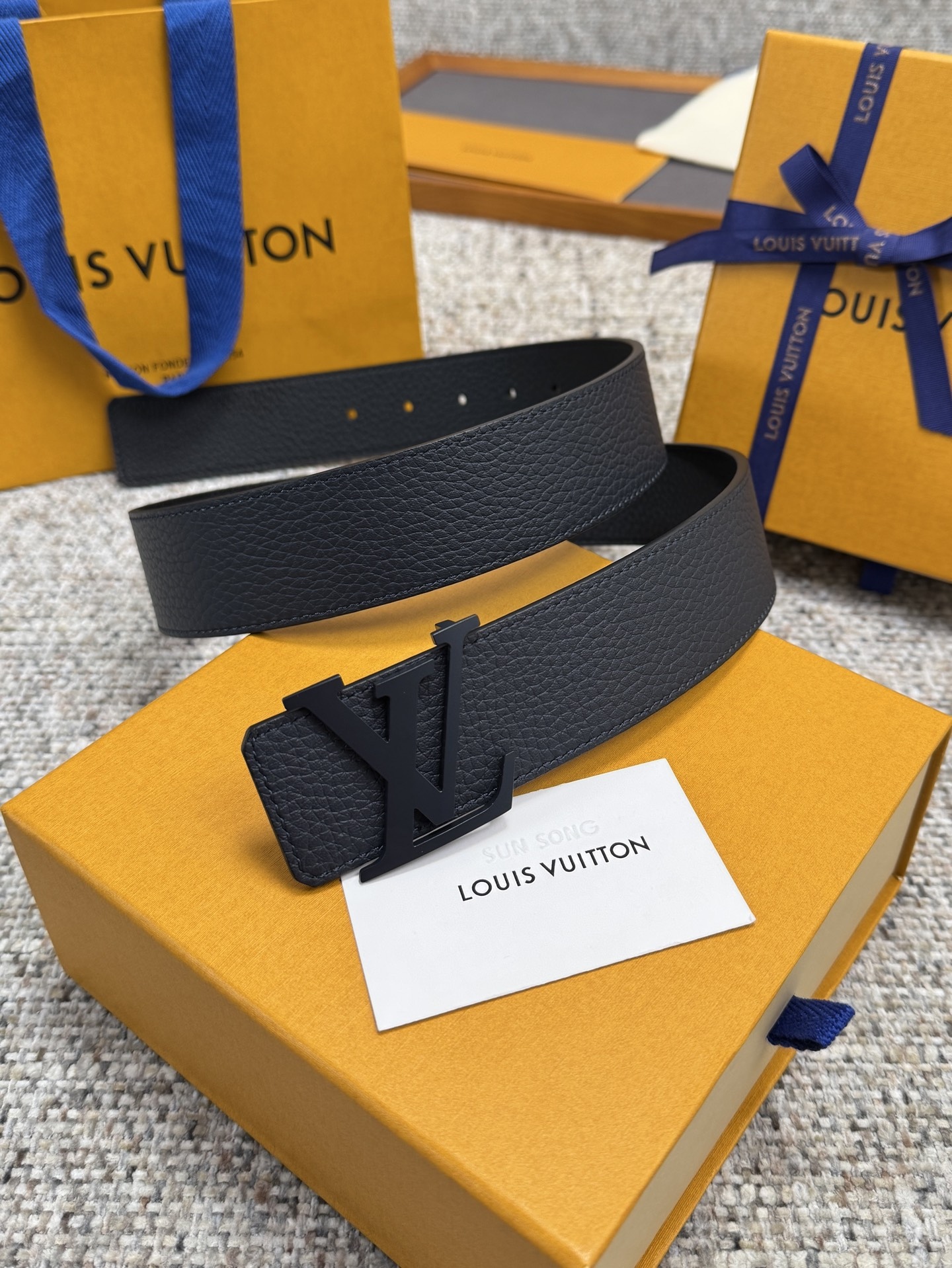 
Louis Vuitton LV腰带 荔枝纹皮底系列 原厂五金 精致手工绘边 柔软舒适 宽4.0