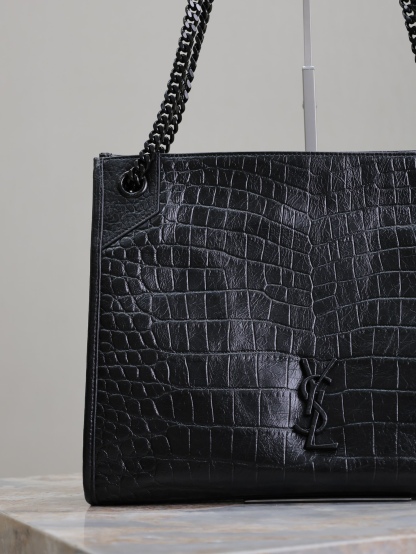 黑色黑扣鰐魚紋·
Niki shopping bag_
意大利進口鰐魚壓紋牛皮，五金是全牛皮包裹，工藝十分精湛！包袋中間有磁吸扣，保障了包包使用的安全性；內里有一拉鍊隔層及敞口插槽設計可放手機及零錢卡片，方便拿取，不會出現因為是大包而出現找不到東西的情況；包包自重非常輕，容量又足夠大，公文包、旅行包、購物袋、媽媽包隨意切換，實用性爆表！
型號：577999
尺寸：33x27x11.5cm