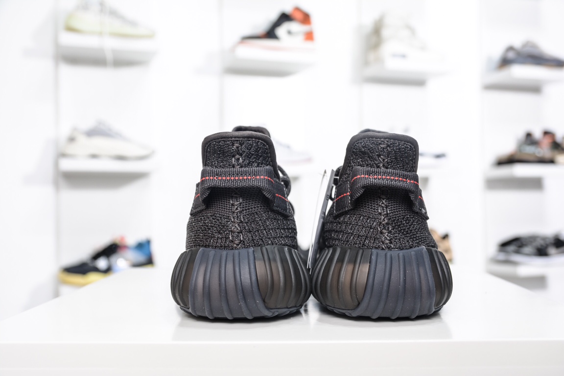 

【顶级版本】Adidas Yeezy Boost 350V2 黑满天星
  市面做好的版本 品控细节无敌 
上脚踩屎感无敌 夏季鞋柜主力👏

货号：FU9007
尺码：36 36 36.5 37 38 38.5 39 40 40.5 41 42 42.5 43 44 44.5 45 46 46.5 47 48