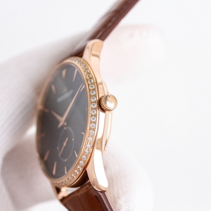 APS新品首發 積家大師系列1218420，傳統與現代的和諧樂章。Master Ultra Thin 超薄大師系列小秒針腕表精鋼款搭（直徑 39 毫米），內載896機芯。此自動上鏈機械機芯精准指示時、分、小秒。
1⃣全新大師系列兩針半採用原裝一致的896機新一比一開模
2⃣簡約精緻的錶盤採用立體式logo，錶盤搪瓷精緻而細膩，帶有標誌性的放射紋
3⃣指針與原裝一致採用陰陽針，一半拉絲一半拋光，錶帶採用進口小牛皮，一鍵式快拆錶帶表扣更加便捷